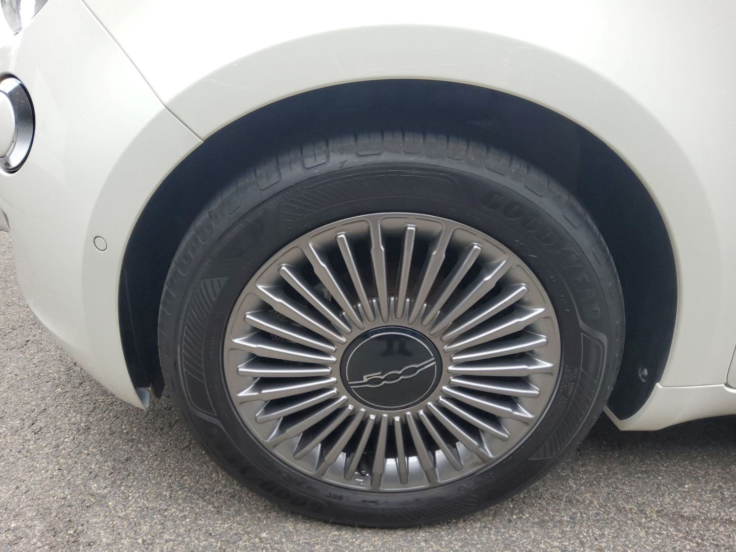 Fahrzeugabbildung Fiat 500e Elektro Komfort und Style Paket