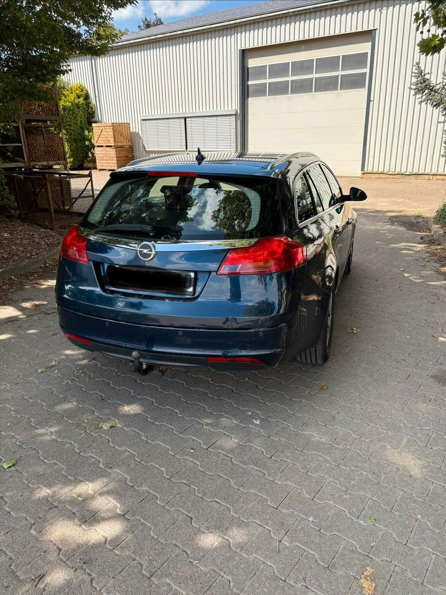 Opel Insignia 2012 — rear view