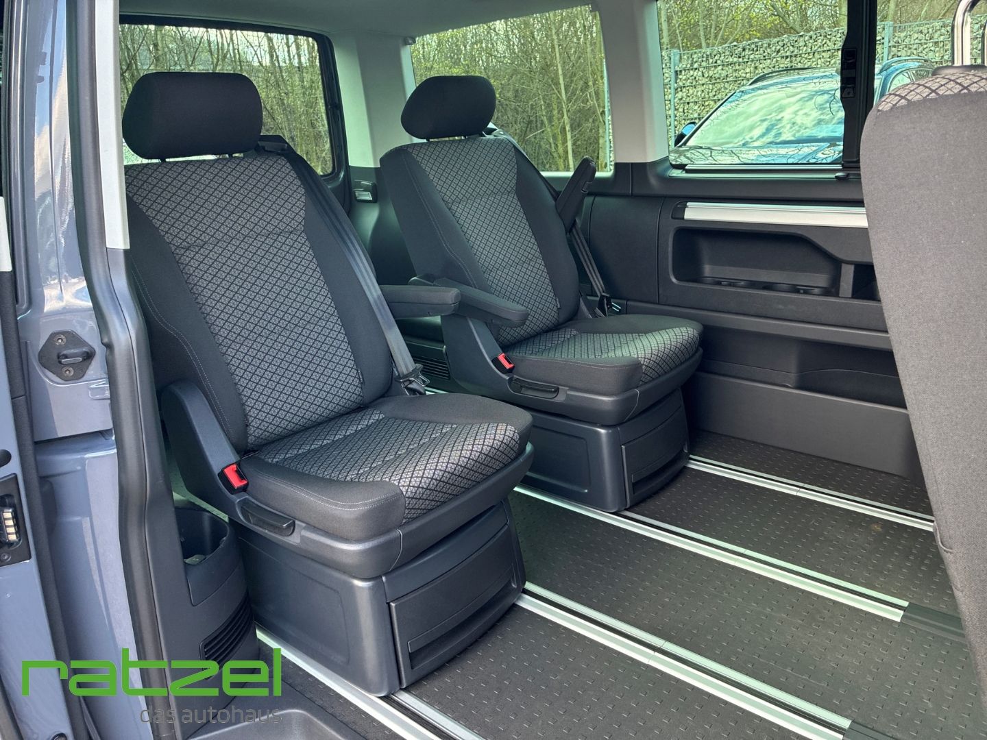 Fahrzeugabbildung Volkswagen T6.1 Multivan Family Trendline 4 Sitze AHK Navi