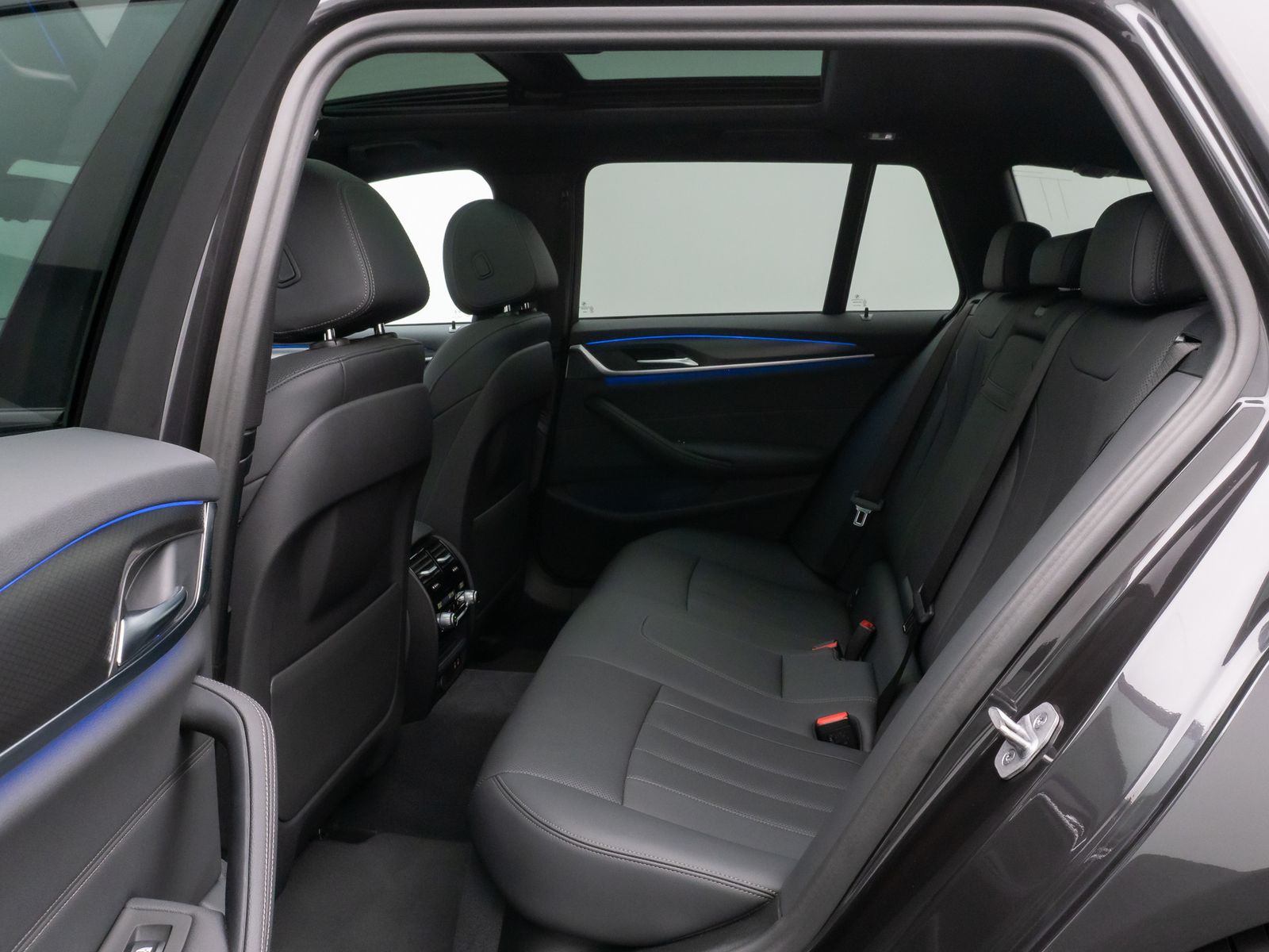 Fahrzeugabbildung BMW 520d xD M Sport Panorama Kamera DAB AHK Alarm