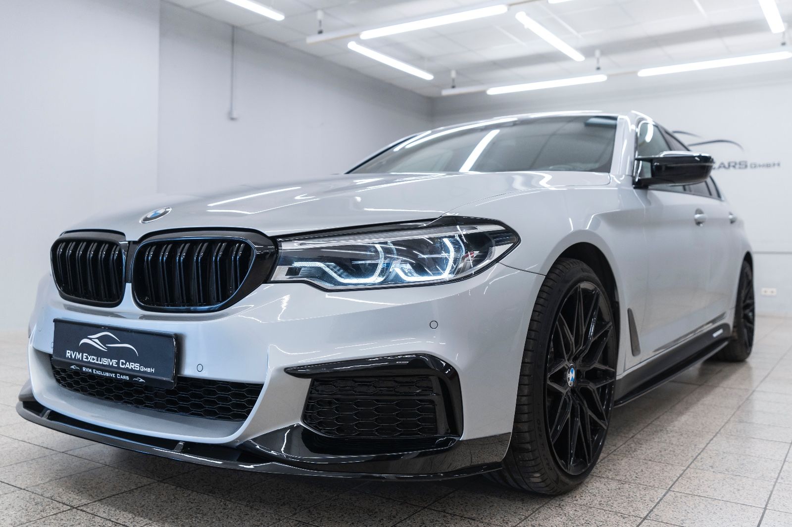 Fahrzeugabbildung BMW 530i xDrive M-Performance HUD LED KAM TOTW NAV