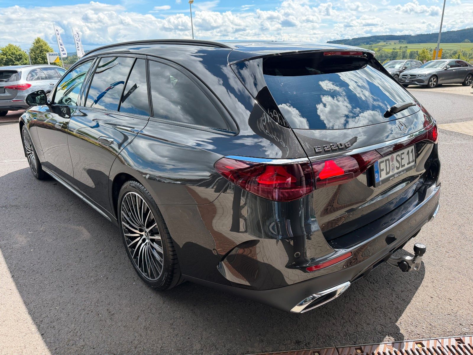 Fahrzeugabbildung Mercedes-Benz E 220 d T AMG Pano+AHK+360°+Distr+Digital+20"