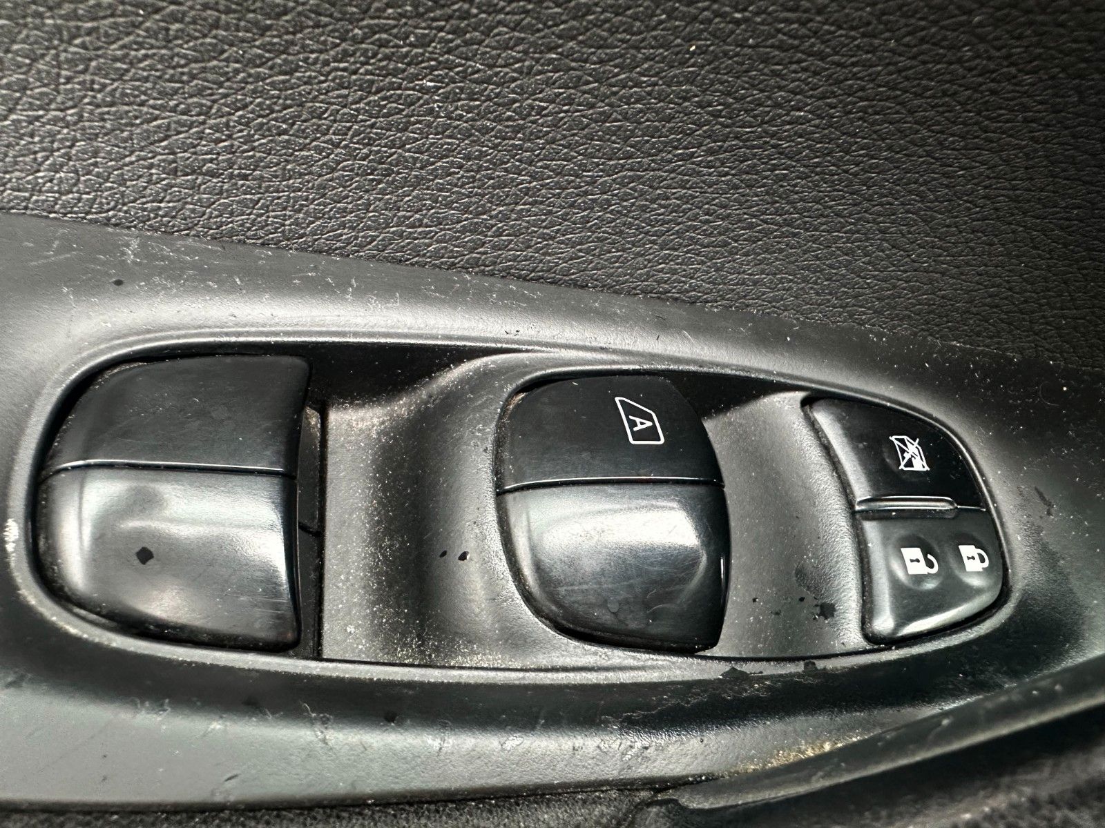 Fahrzeugabbildung Nissan Qashqai Autom. / Navi. / Sitzhzg.