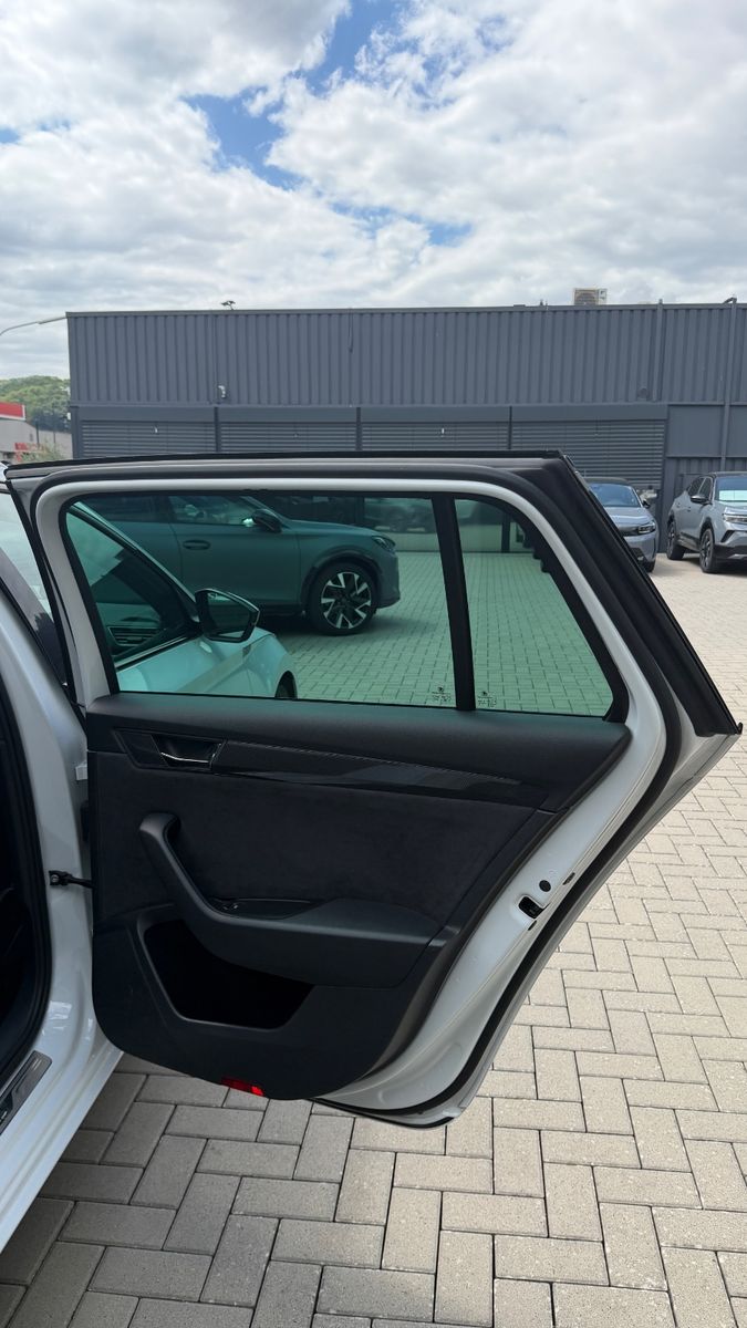 Skoda Superb Combi SportLine 4x4 DSG AHK Pano foto 11