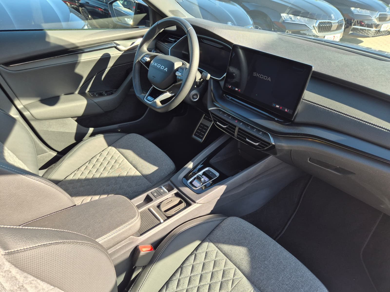 Fahrzeugabbildung SKODA Octavia 1.5 DSG Sportline PANO*MATRIX*AHK*5J.GAR