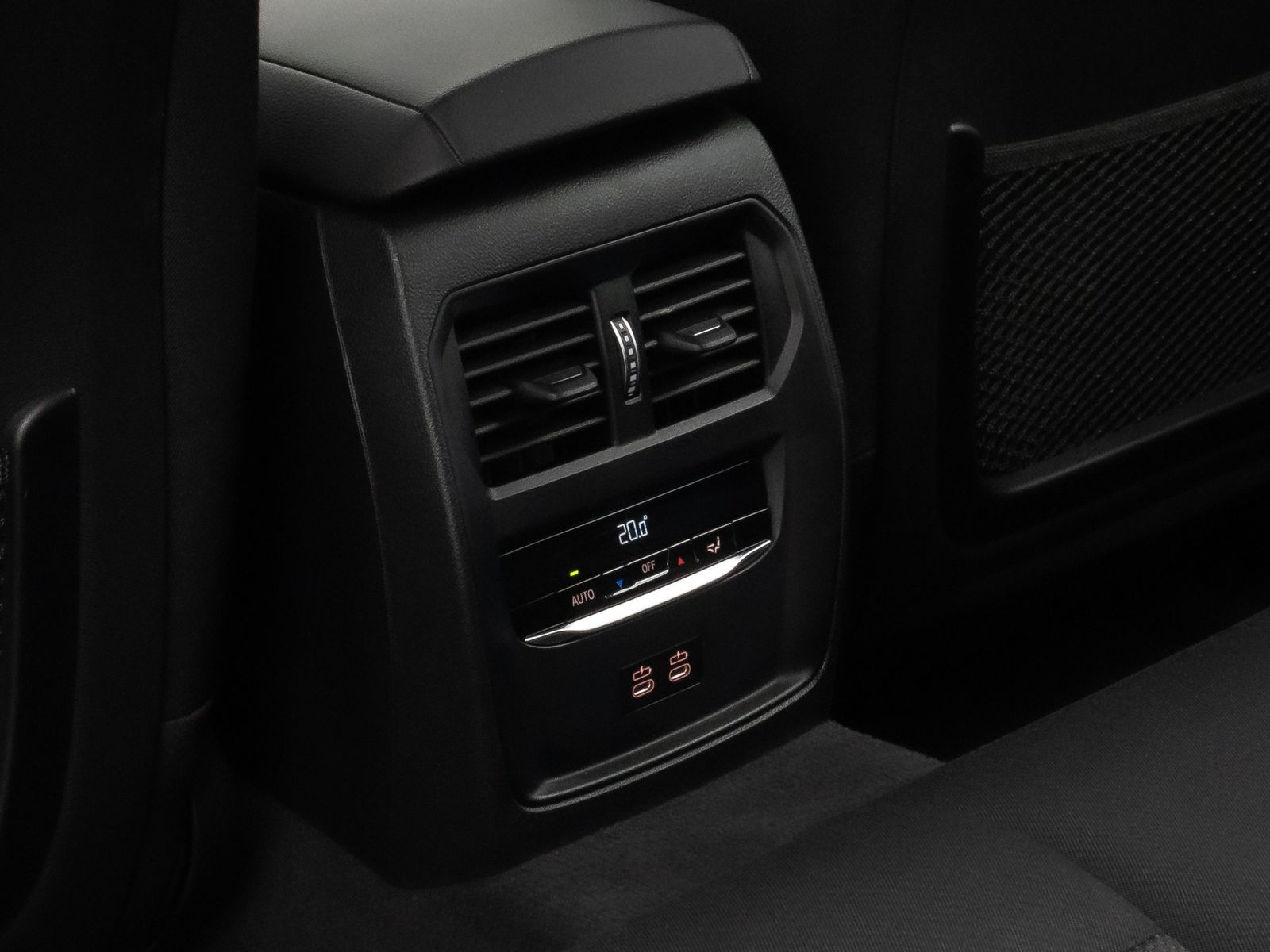 Fahrzeugabbildung BMW 330i xD DAB HUD CockPitPro PDCFernlichtassist