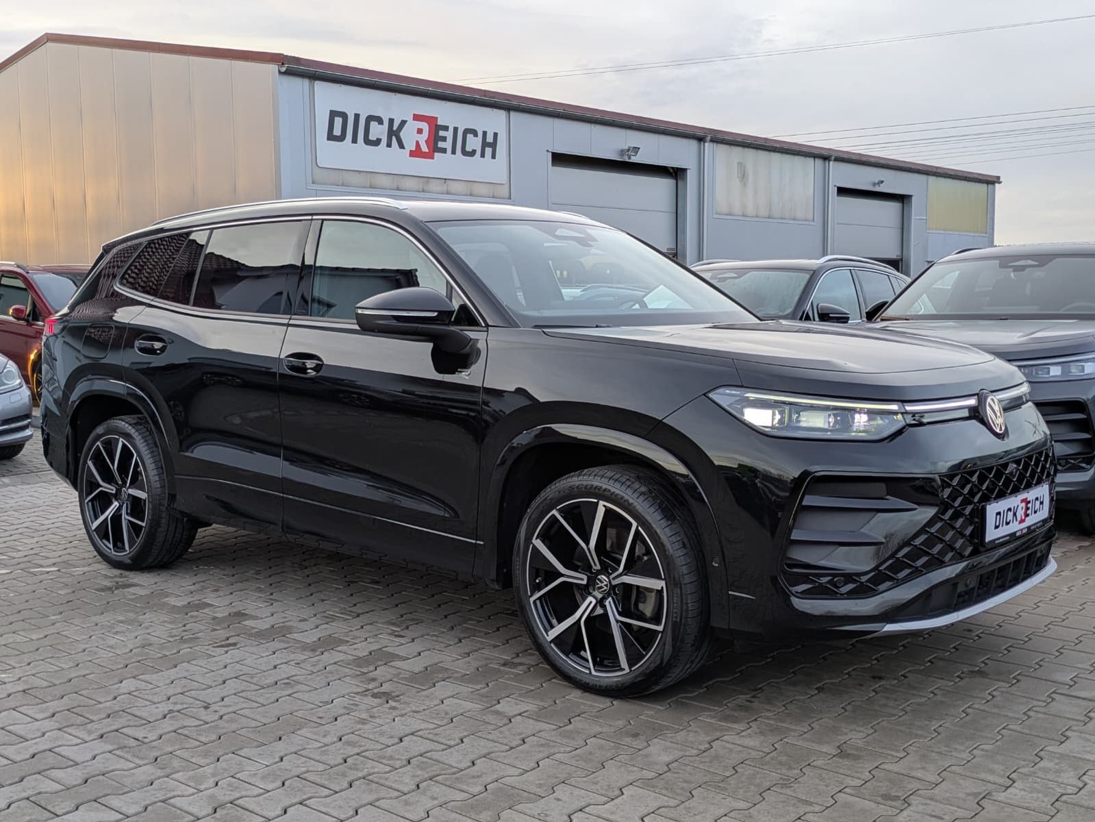 Fahrzeugabbildung Volkswagen Tayron 2.0 TDI 4M R-Line 7Si*MATRIX*AHK*PANO*HUD