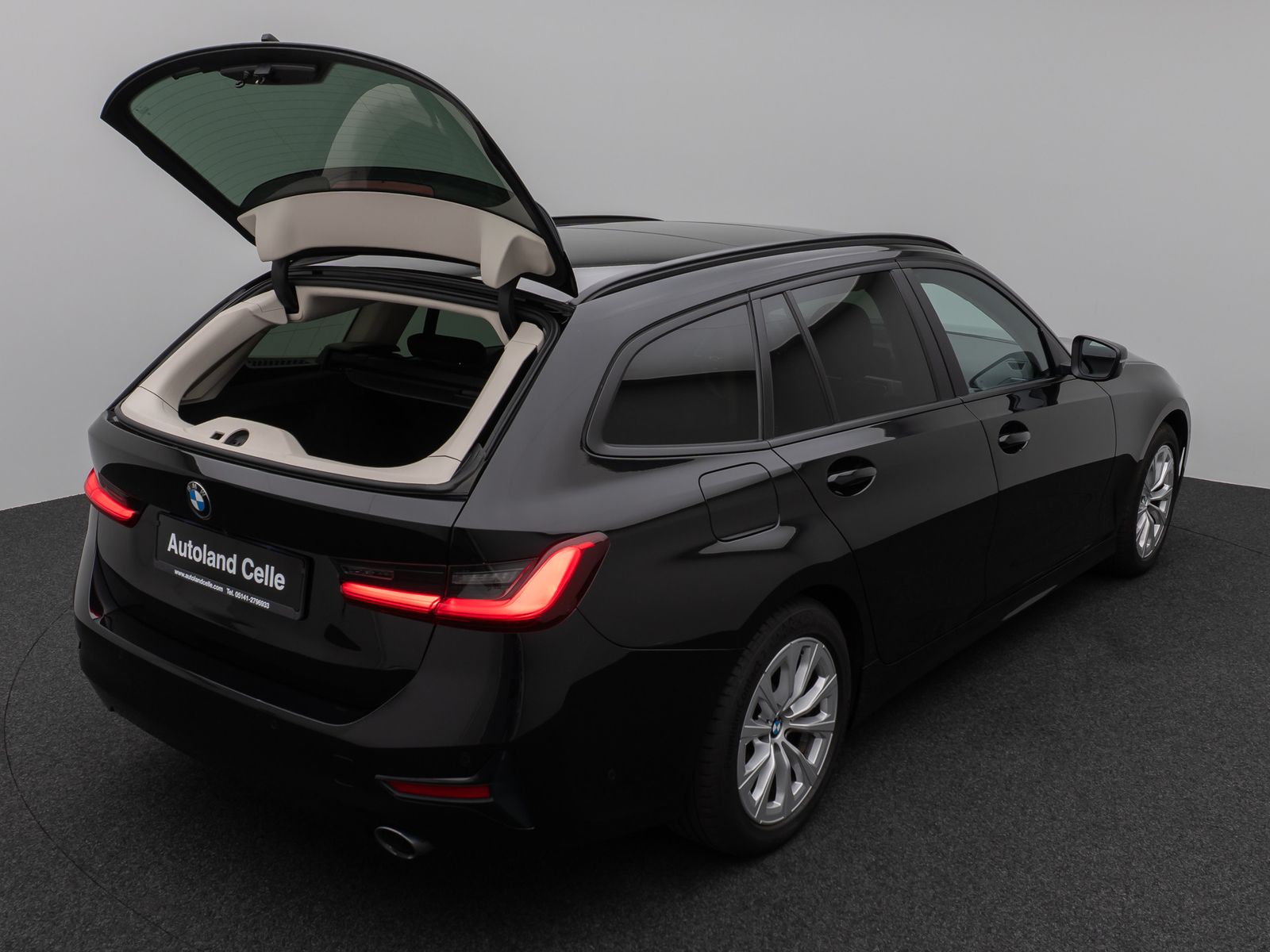 Fahrzeugabbildung BMW 330d Panorama Kamera H/K DAB Komfort Alarm LED