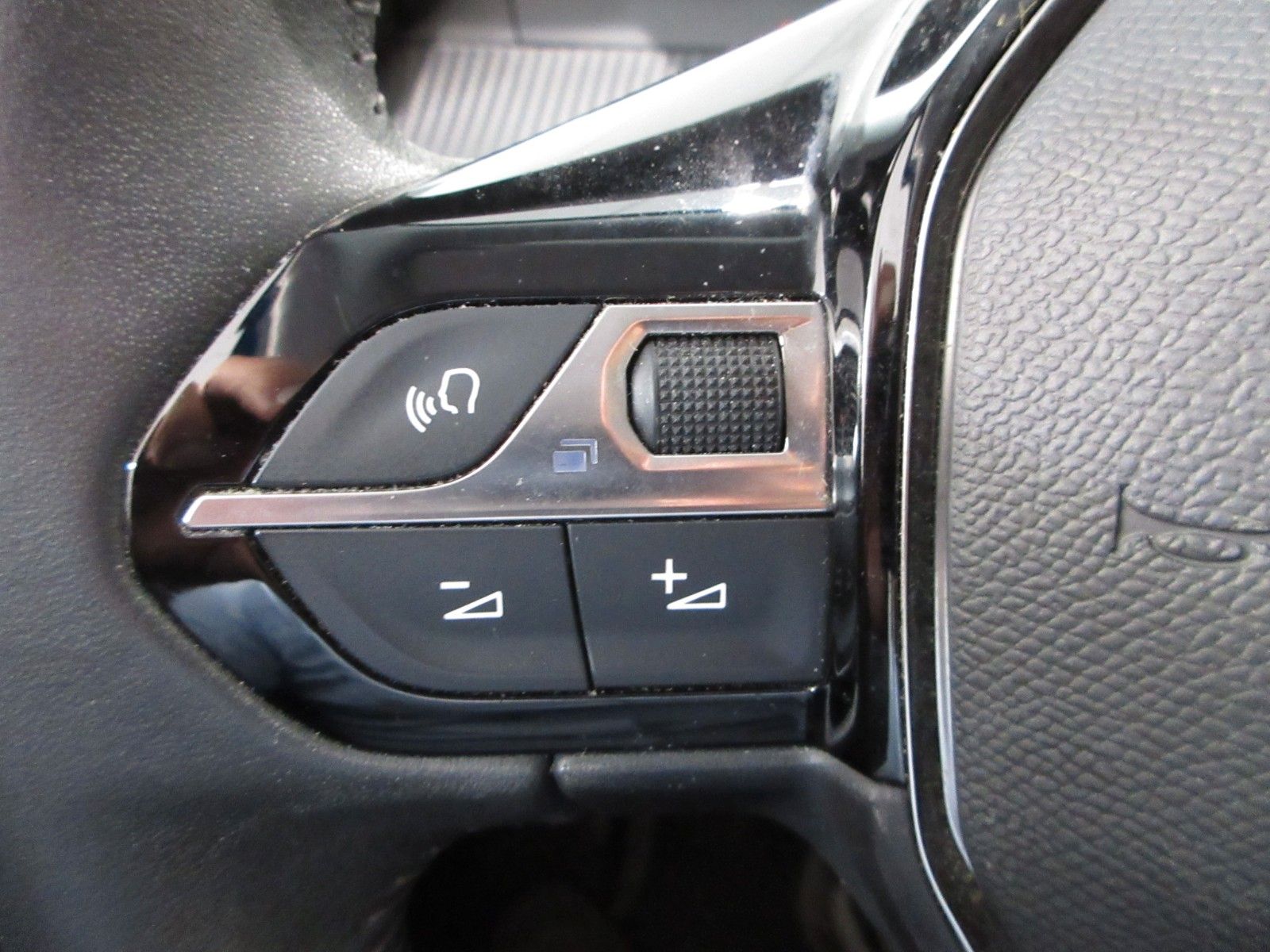 Fahrzeugabbildung Peugeot 2008 Active LED/NAVI/PDC/ALU/TEMPO