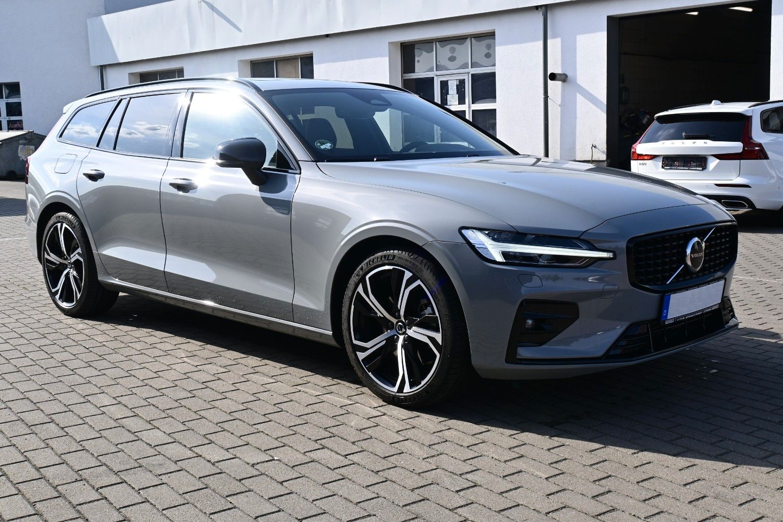 Fahrzeugabbildung Volvo V60 B4 D Auto Plus Dark*RFK*STDHZG*PANO*ACC