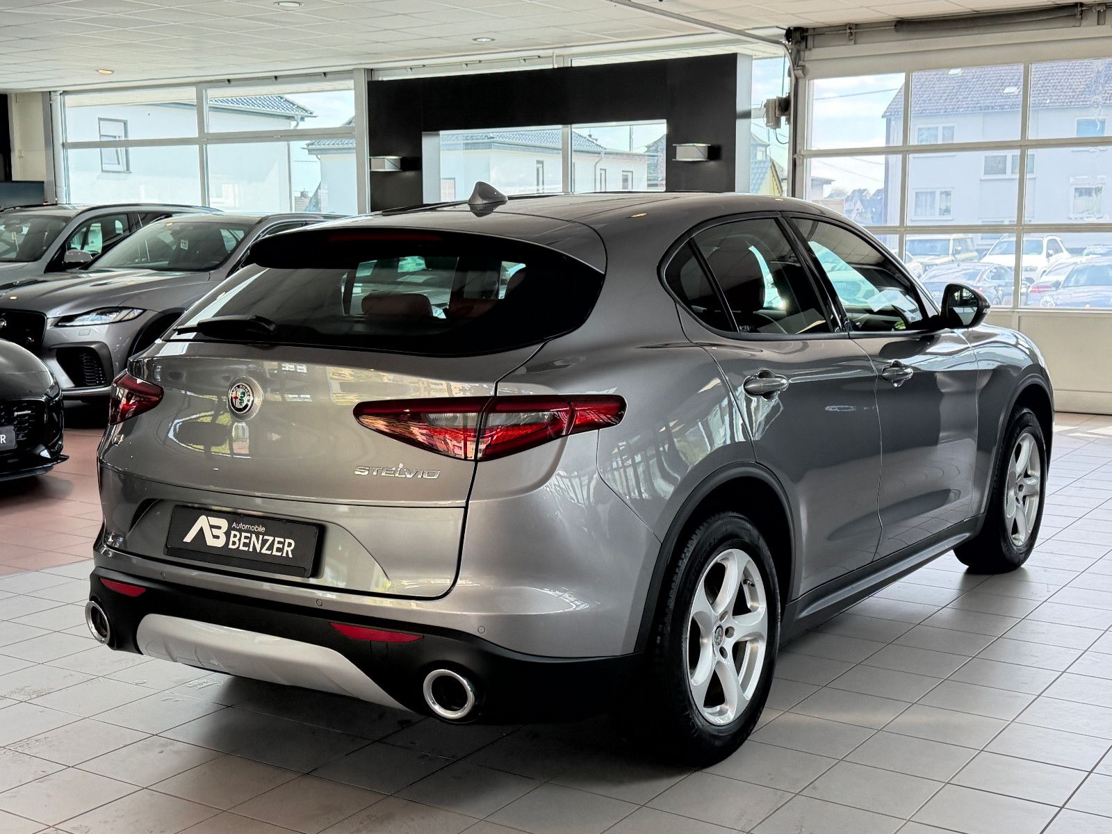 Fahrzeugabbildung Alfa Romeo Stelvio Super Q4/BI-XENON/PDC/AUTOMATIK/SPURHALT