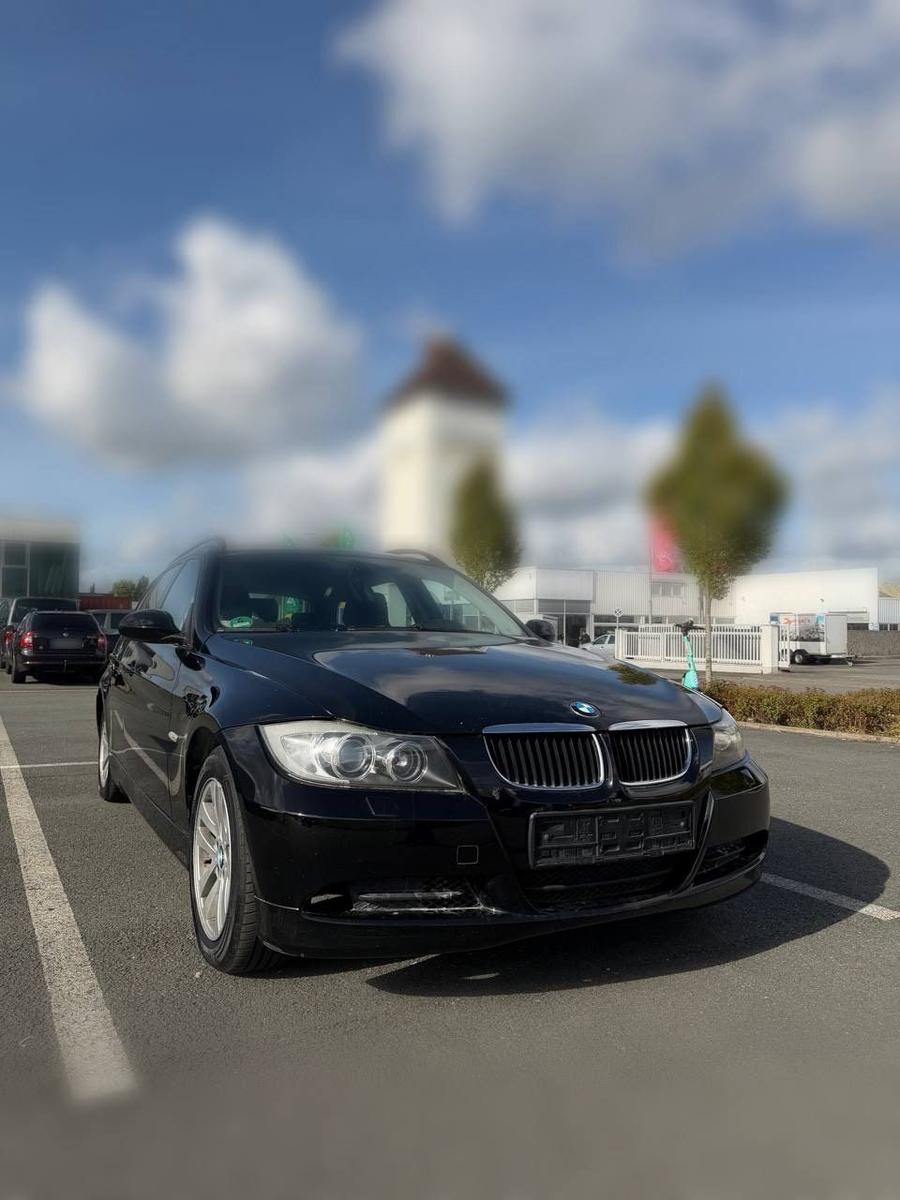 BMW 318 2008 — вигляд ззаду