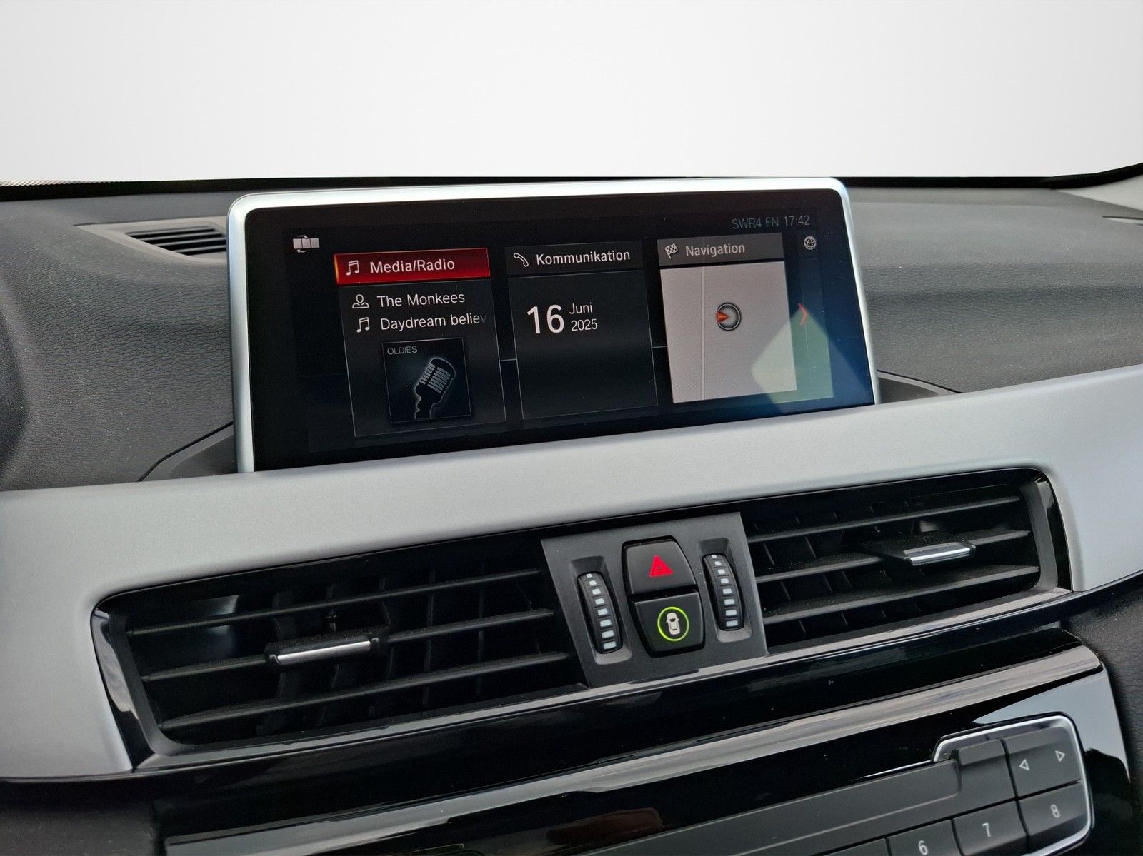 BMW X1 xDrive 20 i Advantage AUTOMATIK / AHK / NAVI - Image 13