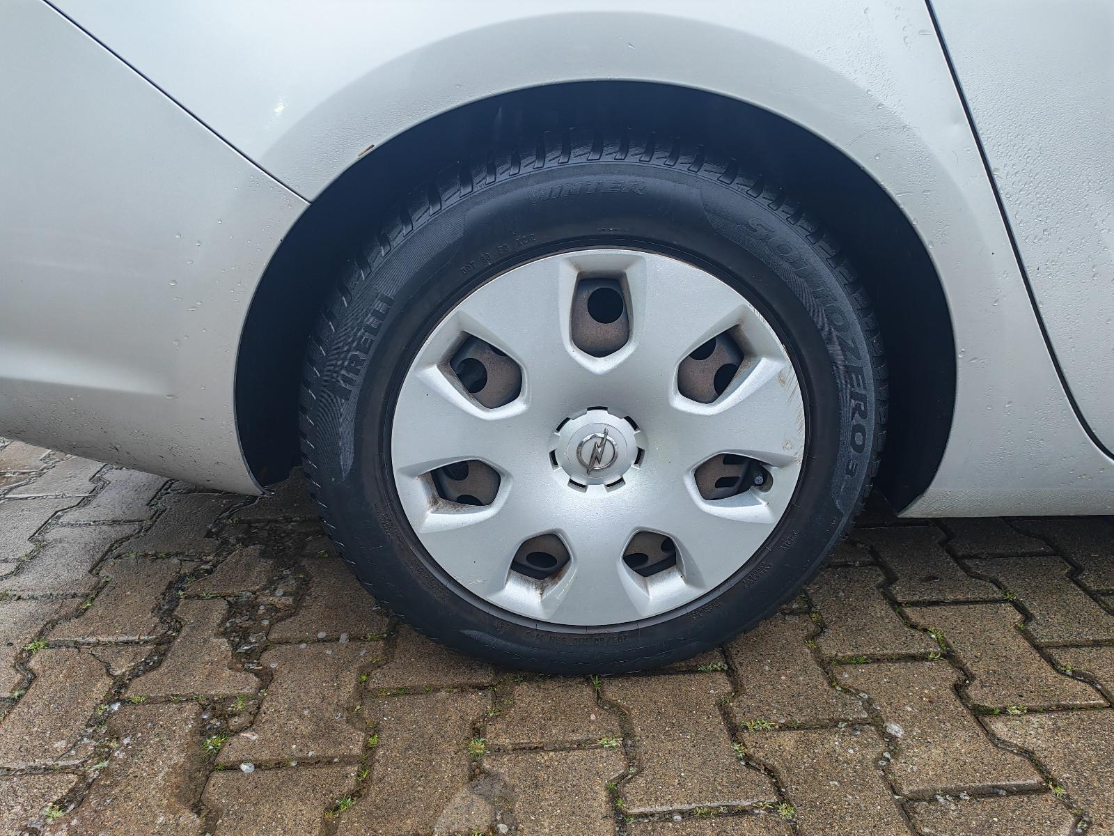 Opel Astra 2011 — photo 23