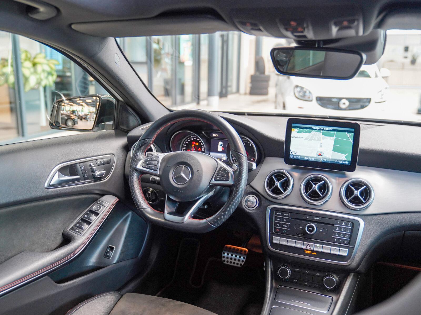 Mercedes-Benz GLA 250 4M AMG Line Night Panorama LED AHK Memo