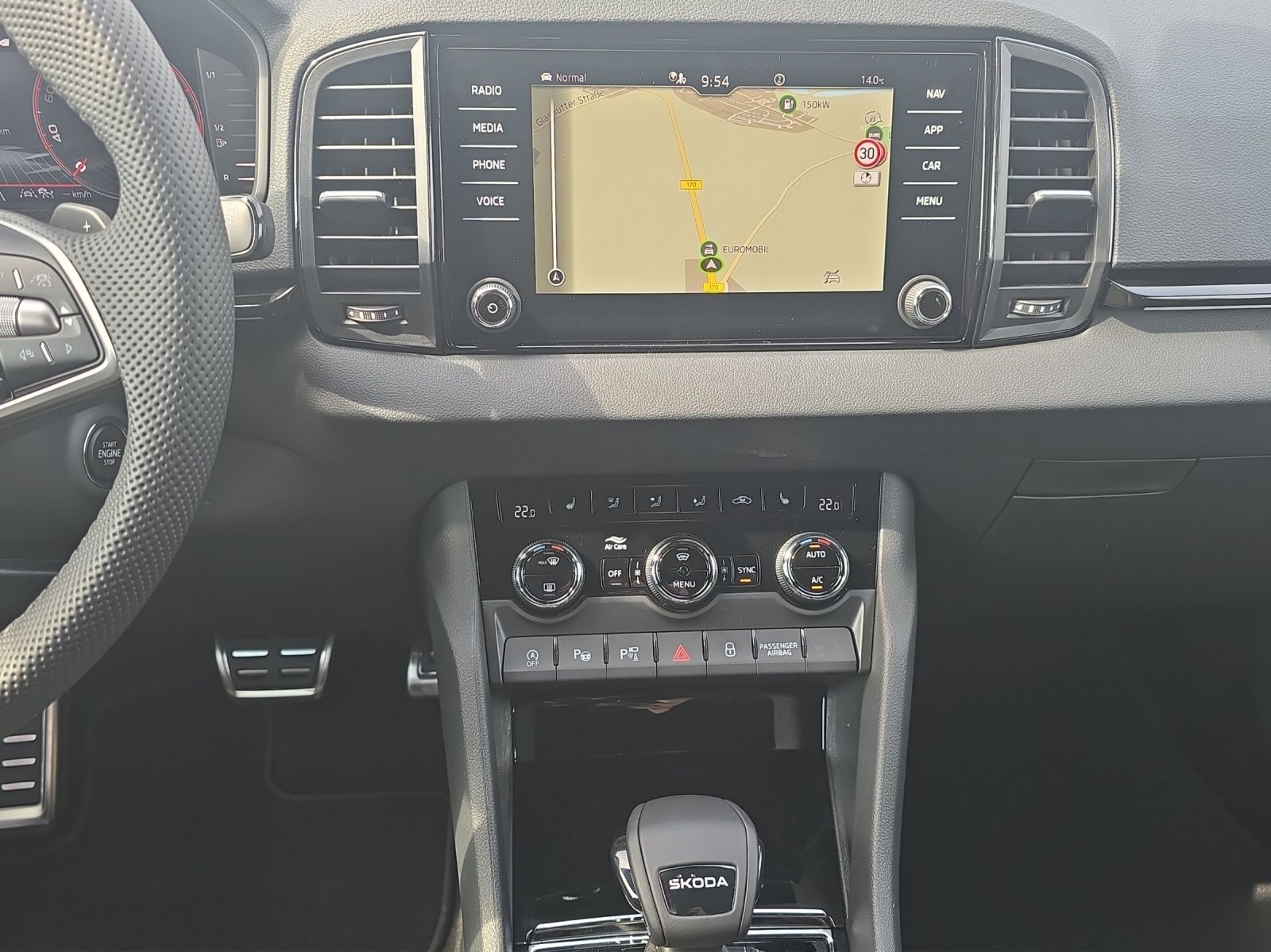 Fahrzeugabbildung SKODA Karoq Sportline 1.5 TSI DSG AHZ MATRIX NAVI ACC