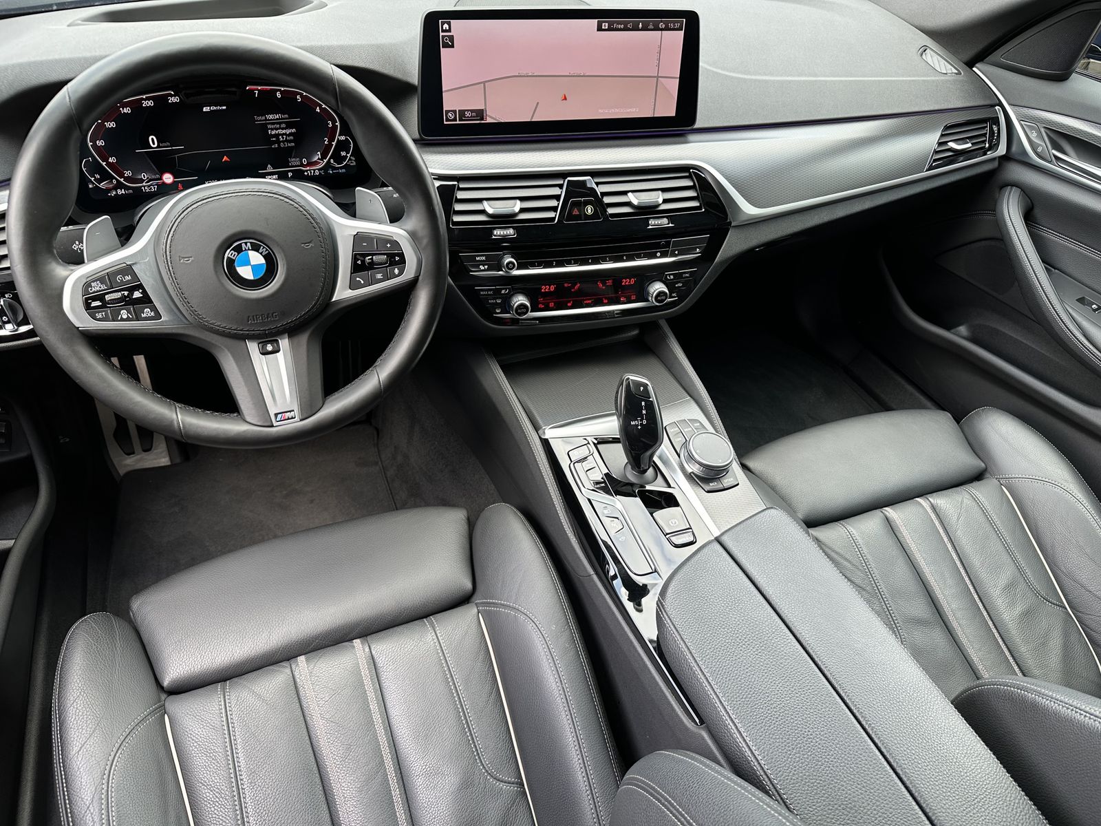 Fahrzeugabbildung BMW 545e xDrive M-Sport NAV+LASER+AHK+GLAS+ACC+HUD