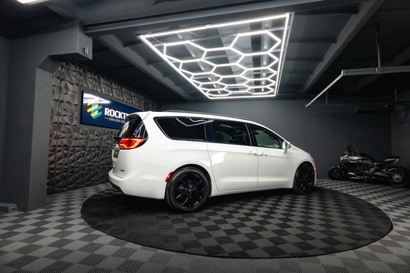 Fahrzeugabbildung Chrysler Pacifica 3.6 V6 LIMITED Night *Pano*CarPlay*ACC