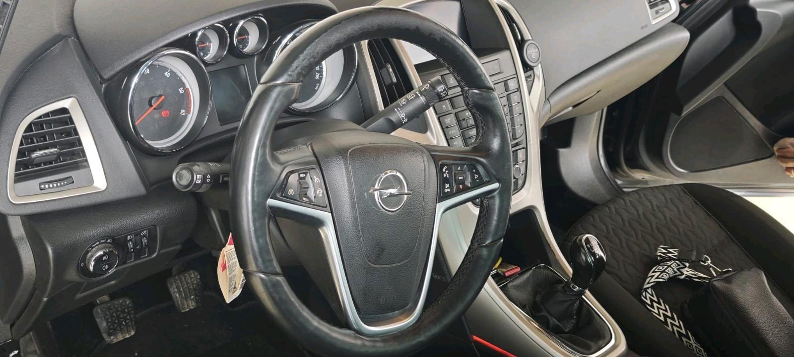 Opel Astra 2013 — engine 131 HP (96kW)