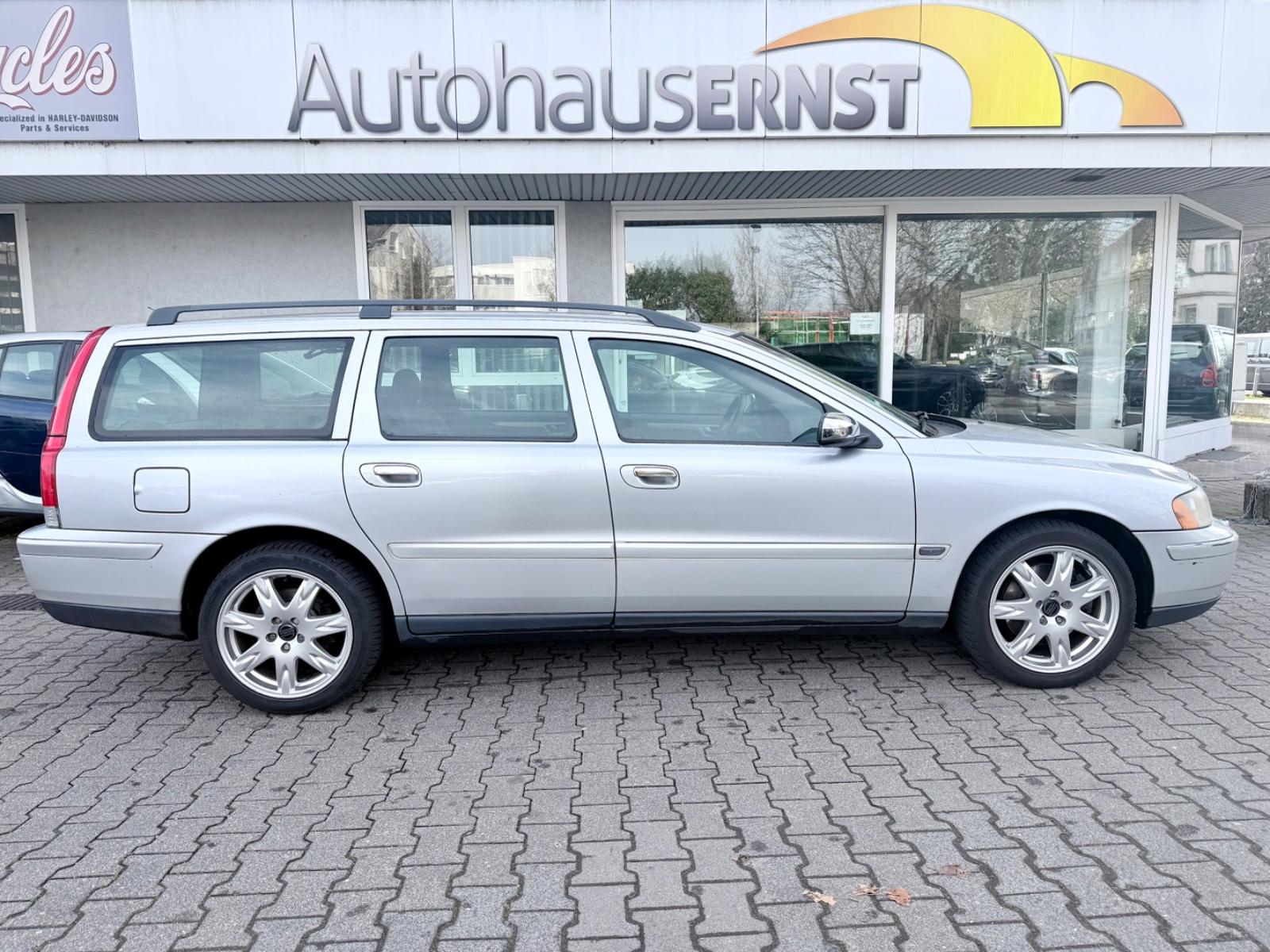 Volvo V70 Kombi 2.4 Kinetic *AHK+Leder+Spaceball+PDC*