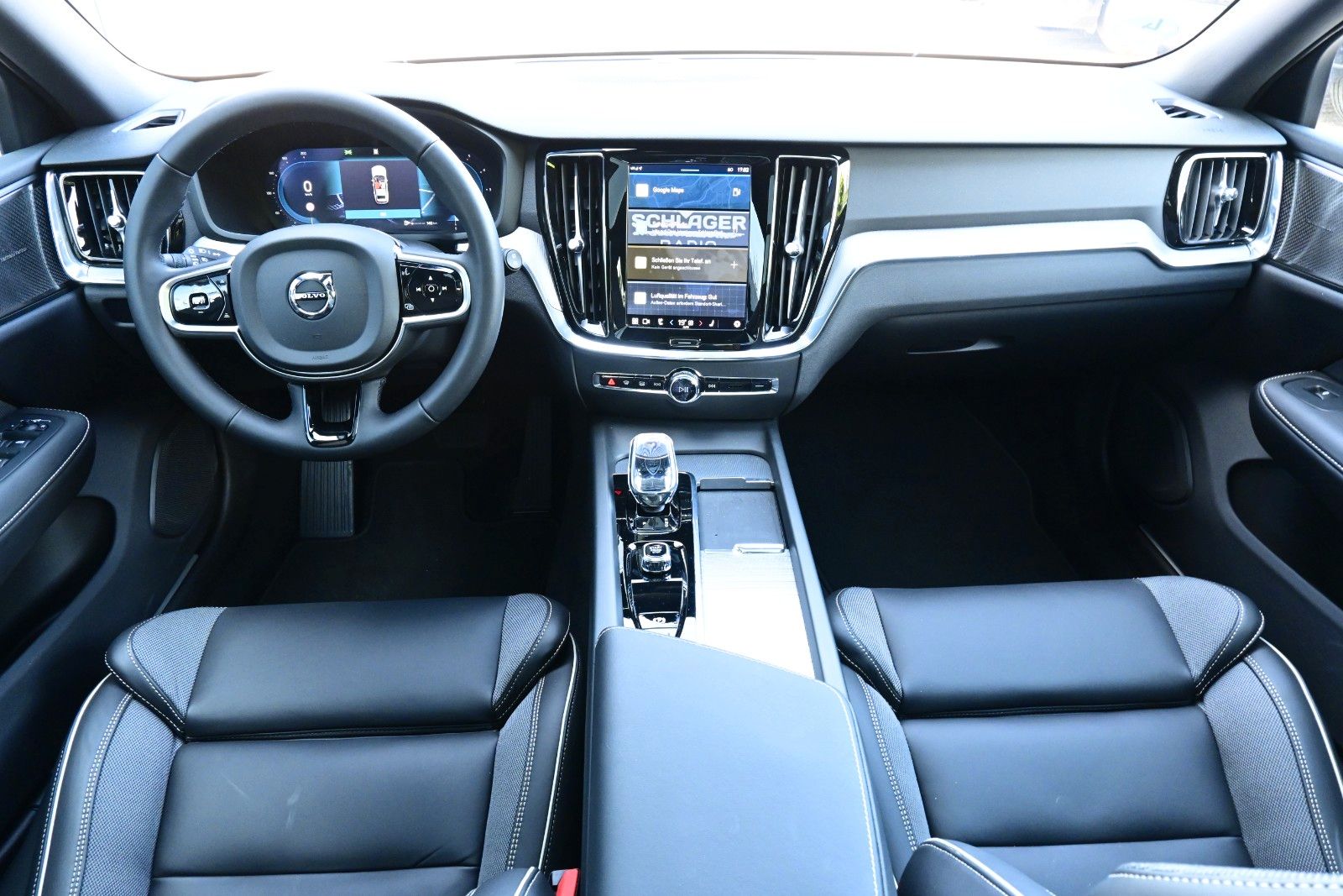 Fahrzeugabbildung Volvo V60 B4 D Auto Plus Dark*RFK*STDHZG*PANO*ACC