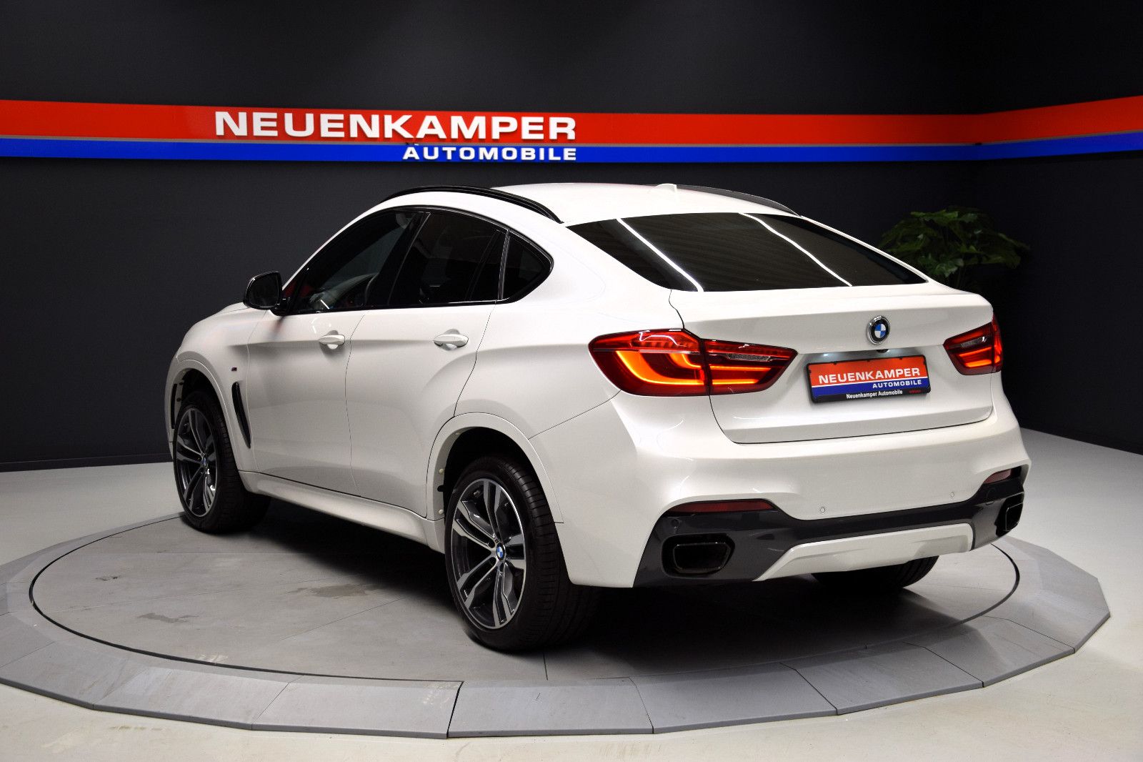Fahrzeugabbildung BMW X6 M50 HUD TV 360 Pano Memory Sitzlüftung H&K