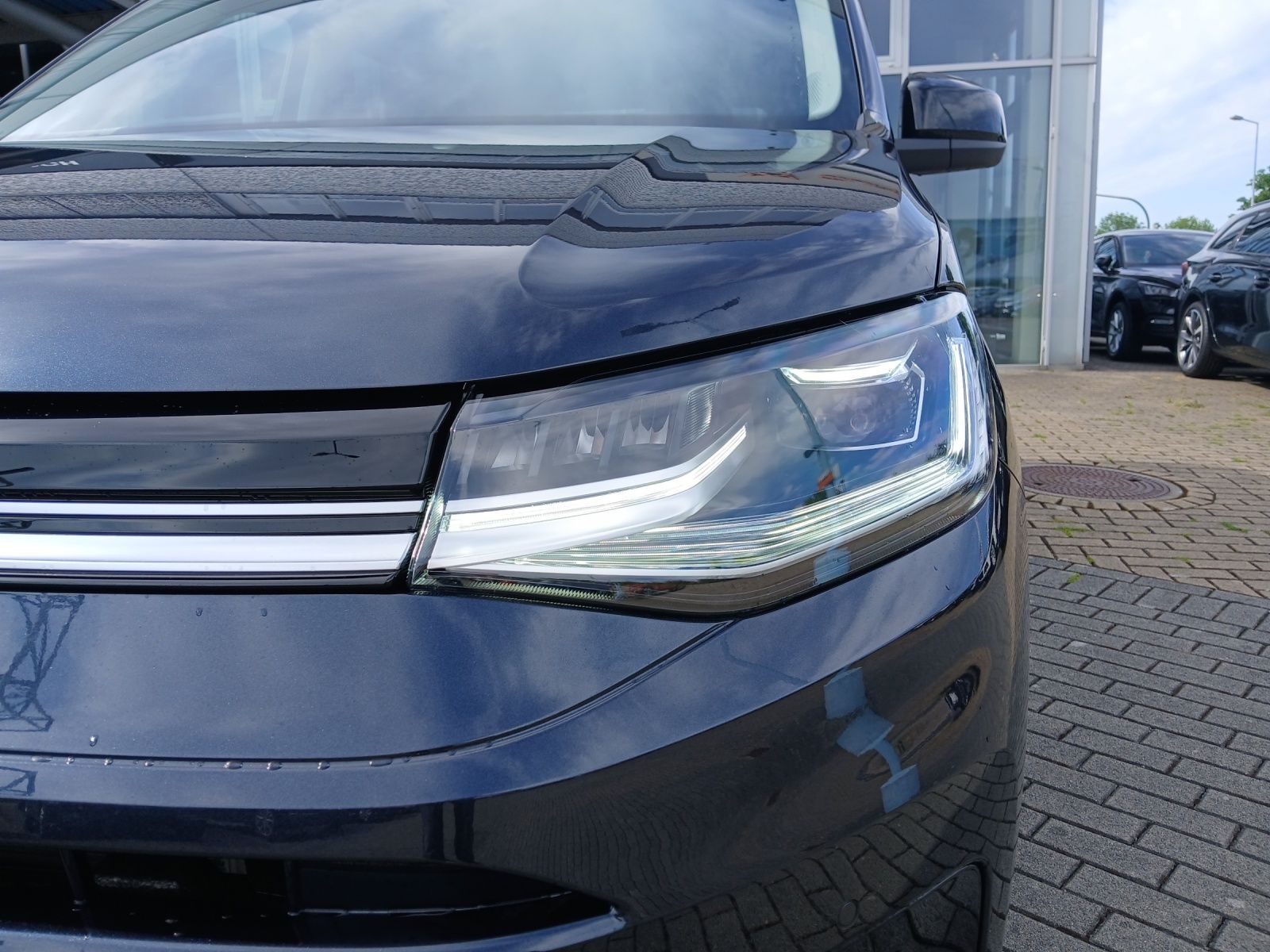 Fahrzeugabbildung Volkswagen Caddy TSI Life DSG CarPlay AID ACC RFK SH LM