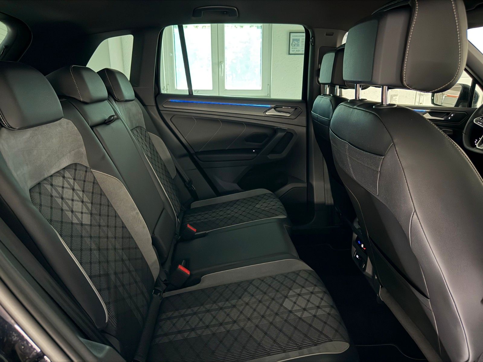Fahrzeugabbildung Volkswagen Tiguan 2.0 TDI R-LINE/IQ-LED/KAMERA/ACC/AMBI+