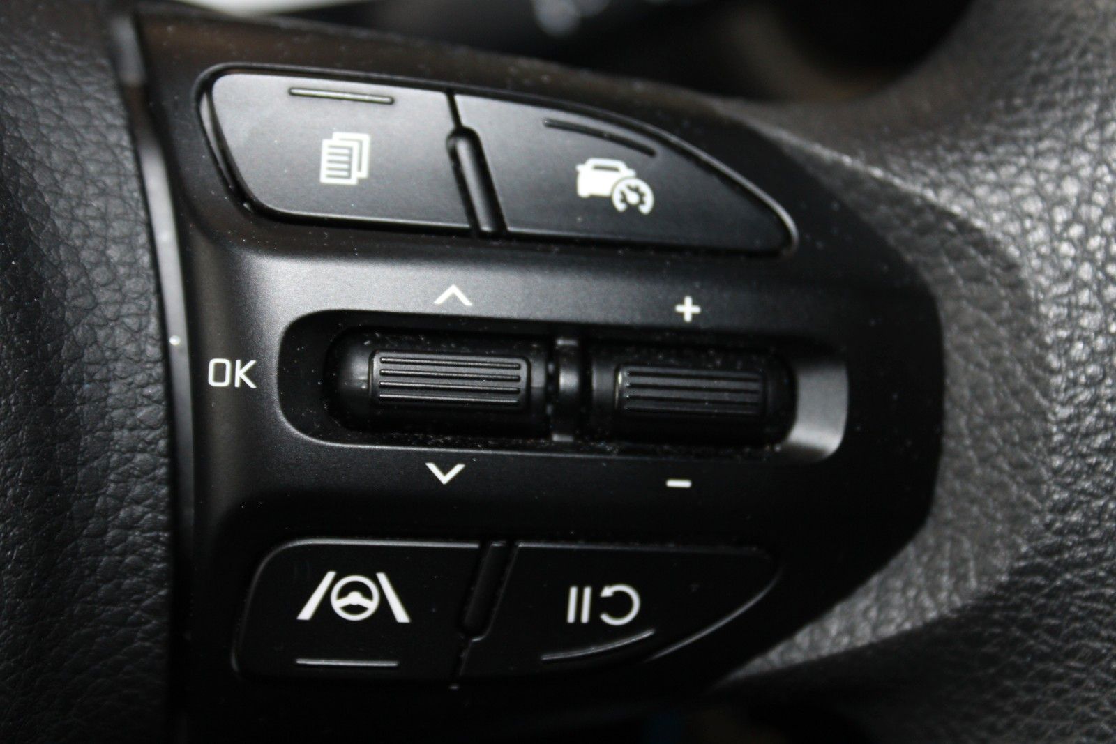 Fahrzeugabbildung Kia Stonic KLIMA NAVI Kamera PDC DAB usw. 1.Hand