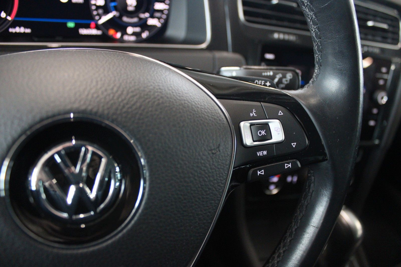 Fahrzeugabbildung Volkswagen Golf 2.0 TDI BMT DSG Comfortline LED STDHZ uvm.
