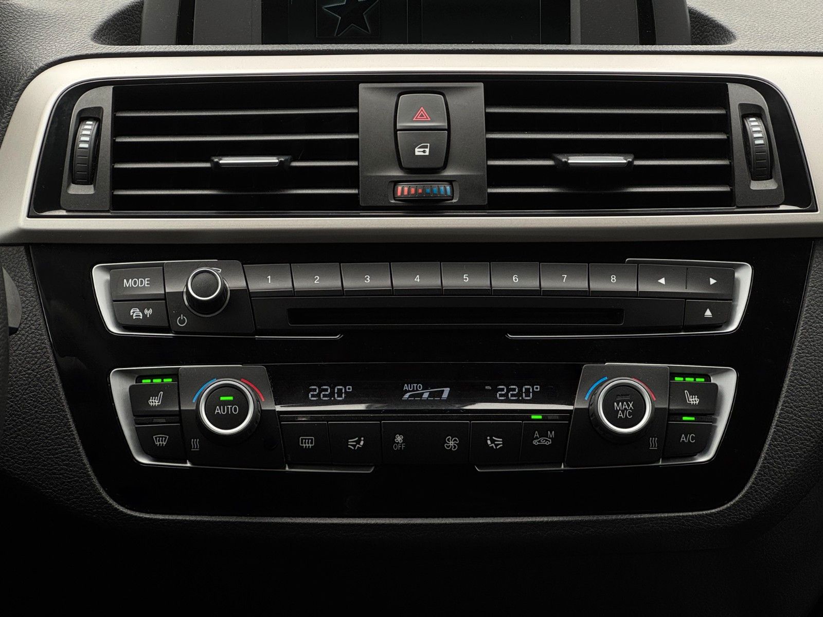 Fahrzeugabbildung BMW 118i Advantage Tempomat BLT PDC LED SHZ AHK