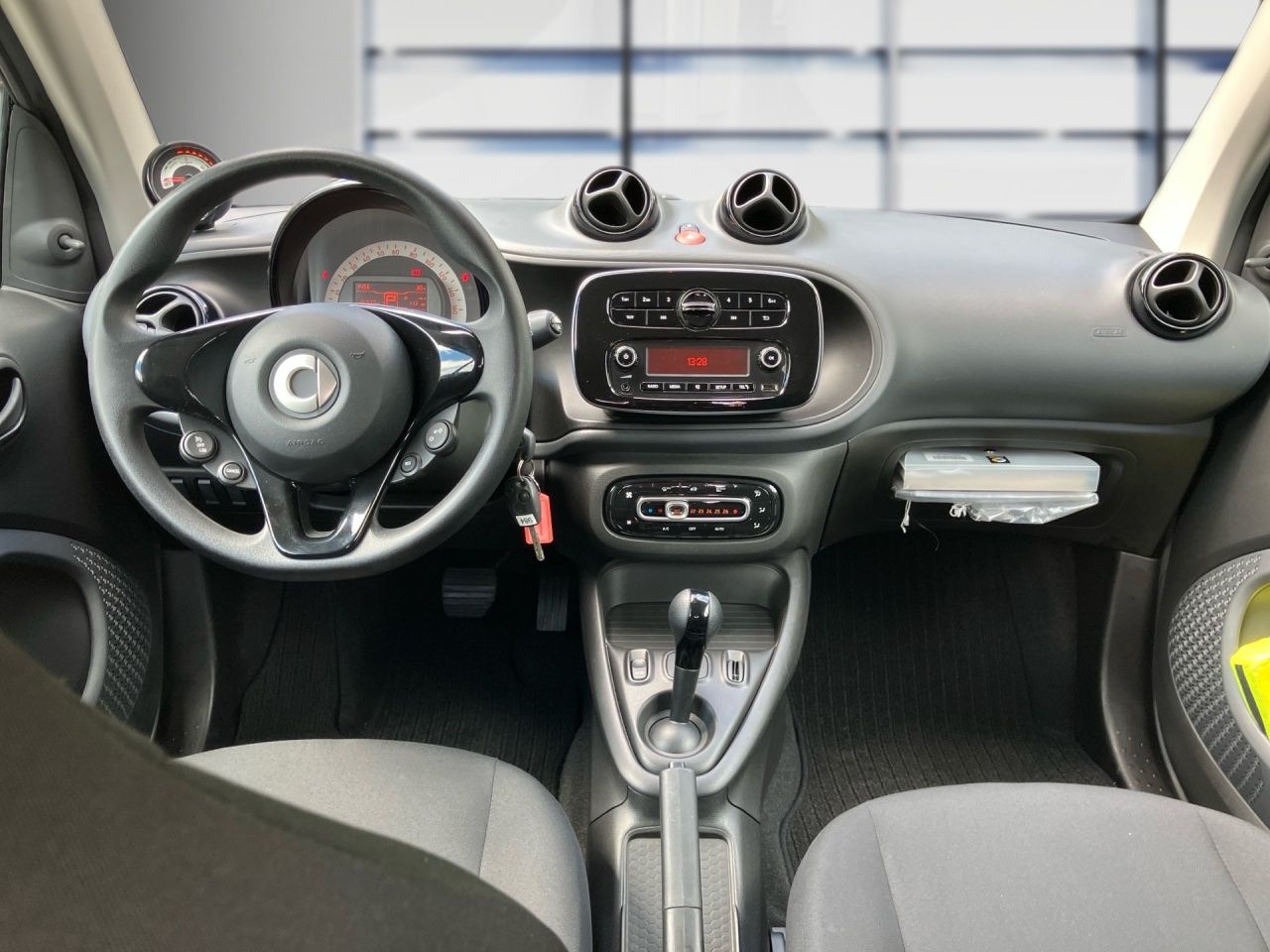 Fahrzeugabbildung Smart smart EQ fortwo 22KW+SITZHEIZ+KLIMAAUTO+DAB+USB
