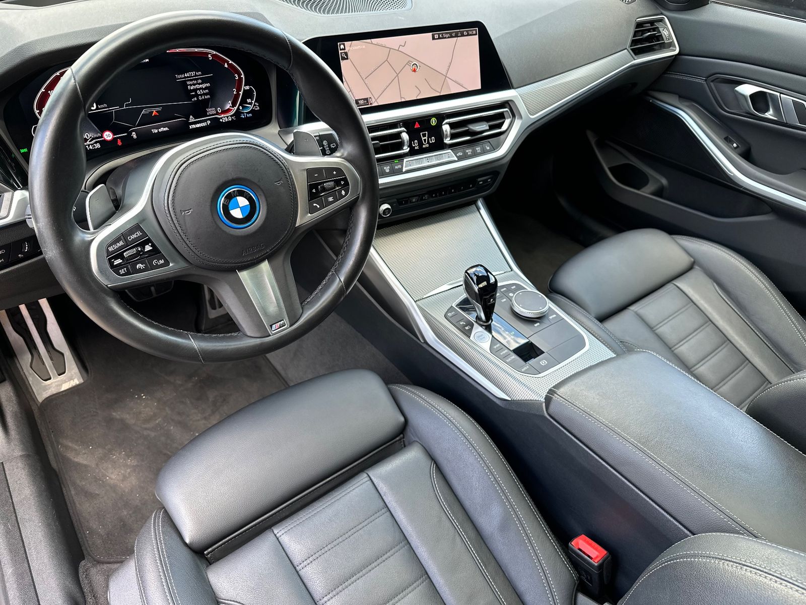 Fahrzeugabbildung BMW 330 e Touring M-Sport NAV+LED+PANO+AHK+HEAD-UP