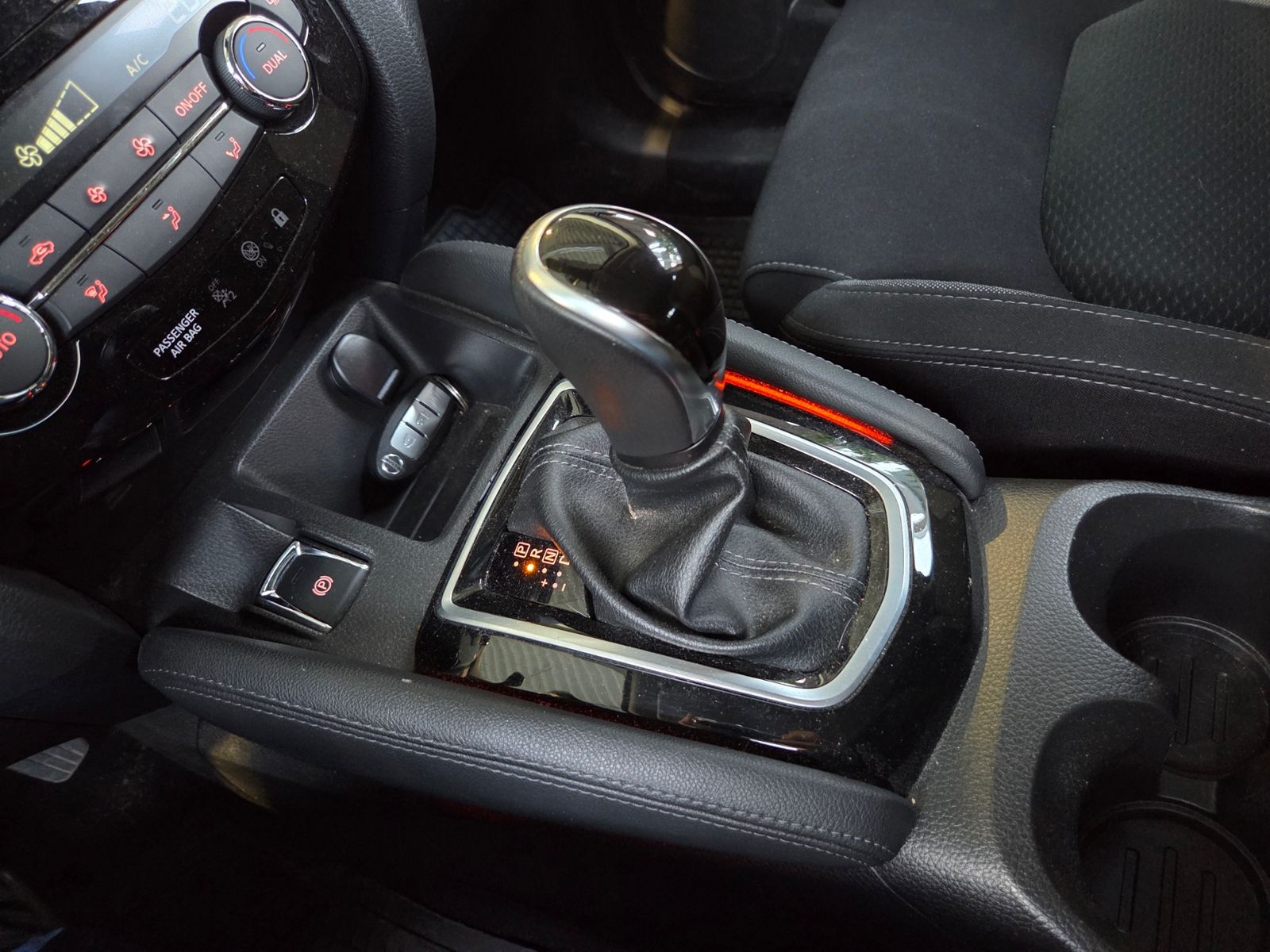 Fahrzeugabbildung Nissan Qashqai N-Connecta AHK LED NAV 360° SHZ ALU