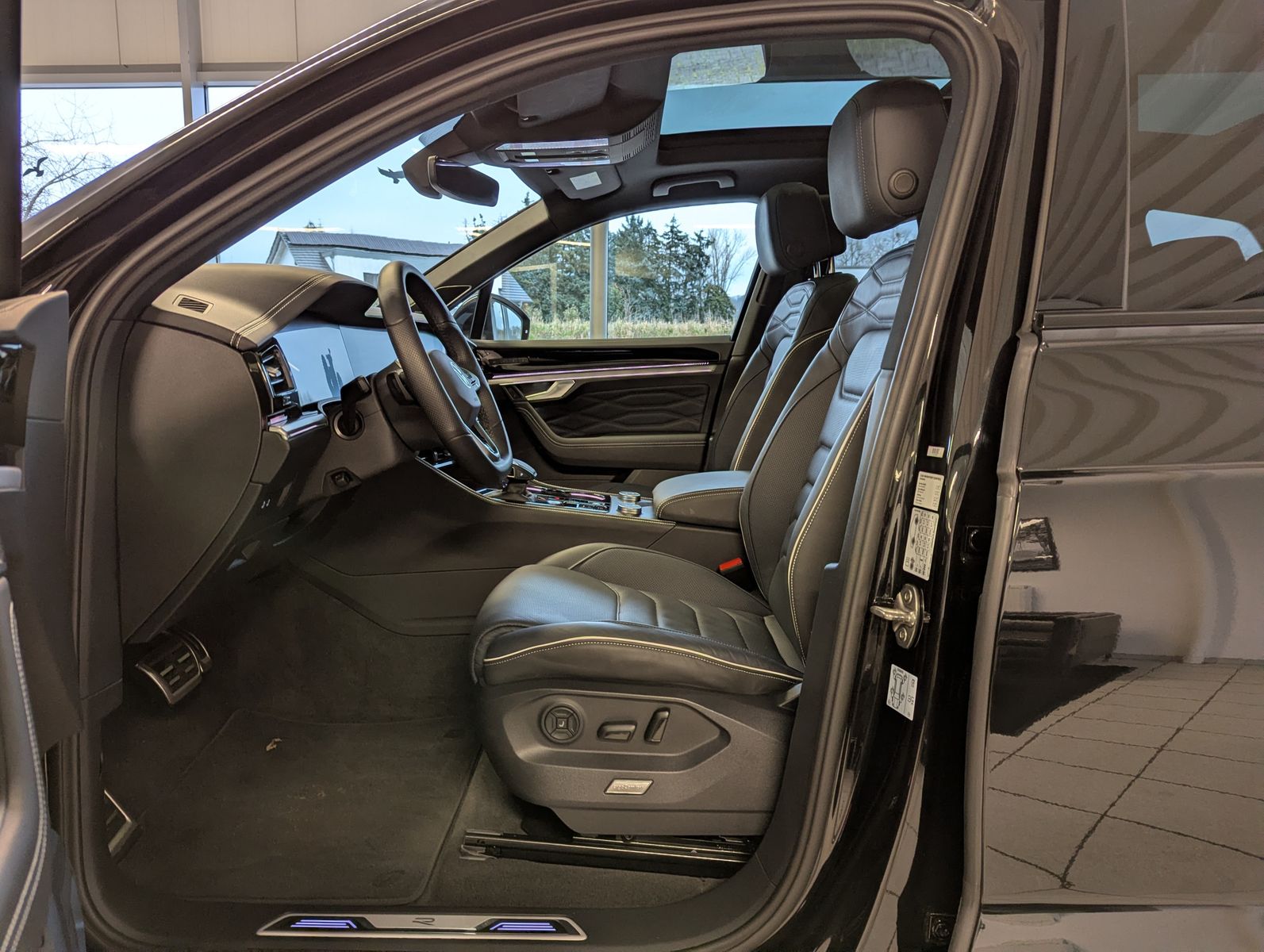 VW Touareg 3.0TDI 4M R-Line VOLL Black 22" UPE 114T - Image 12