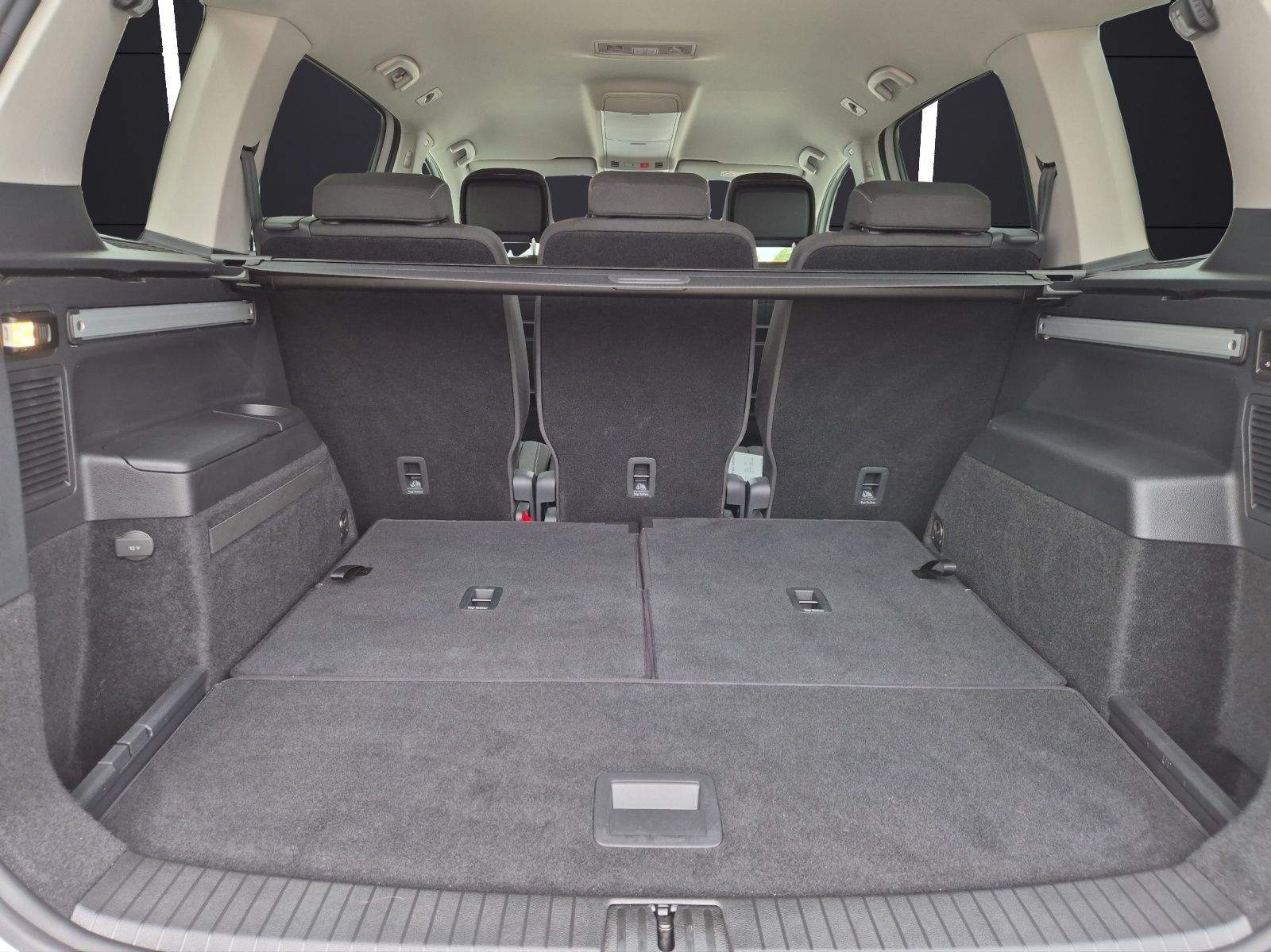 Fahrzeugabbildung Volkswagen Touran TSI Move 7-Si AHK Navi AID ACC PDC SH LM