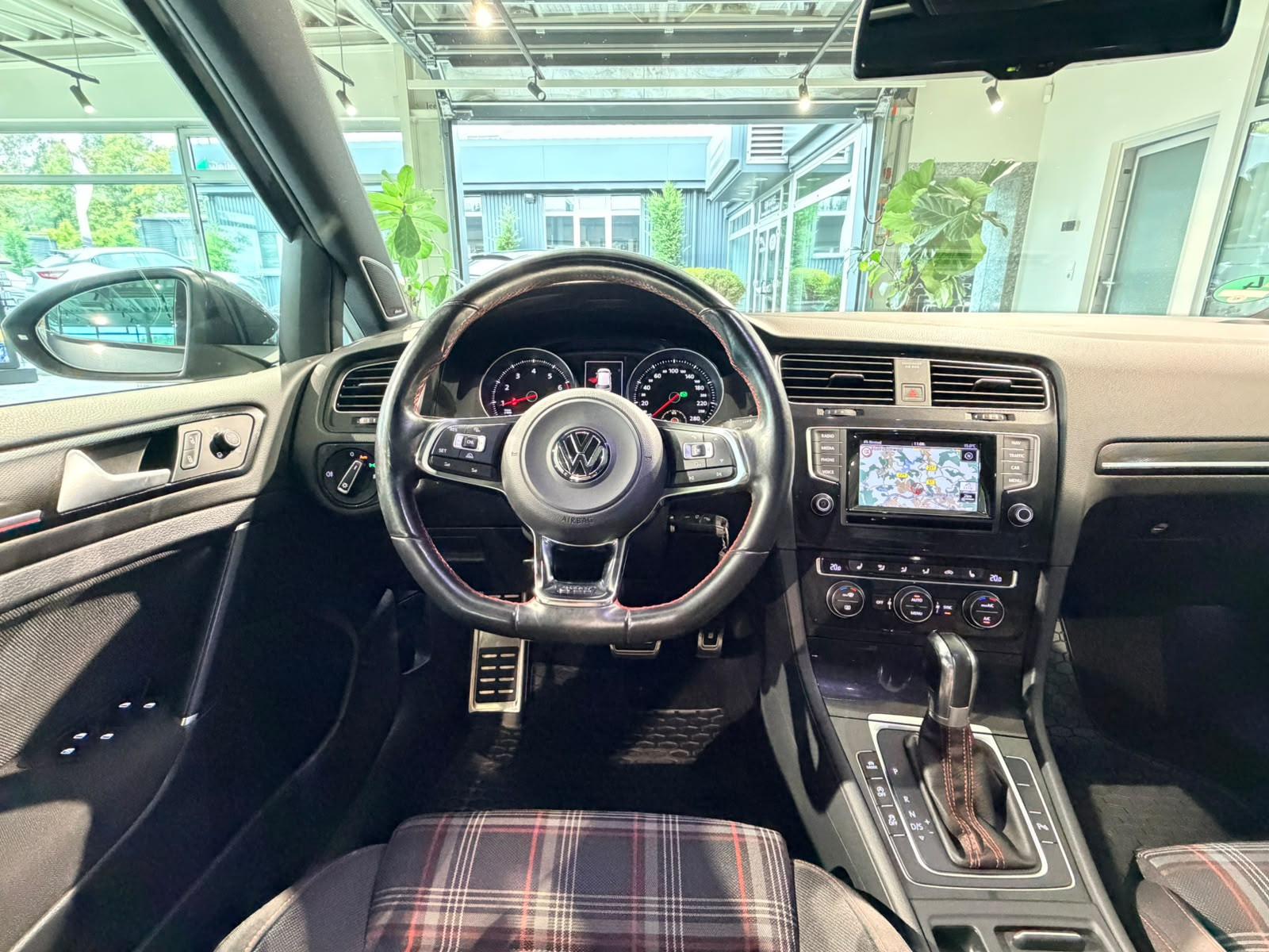 VOLKSWAGEN GOLF VII GTI PERFORMANCE 2.0 TSI 230ch BVA DSG Toit ouvrant pano Sièges chauffants sport Historique présent