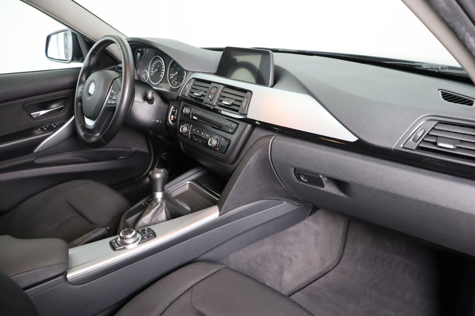 Fahrzeugabbildung BMW 320 i * AHK * Navi * SD