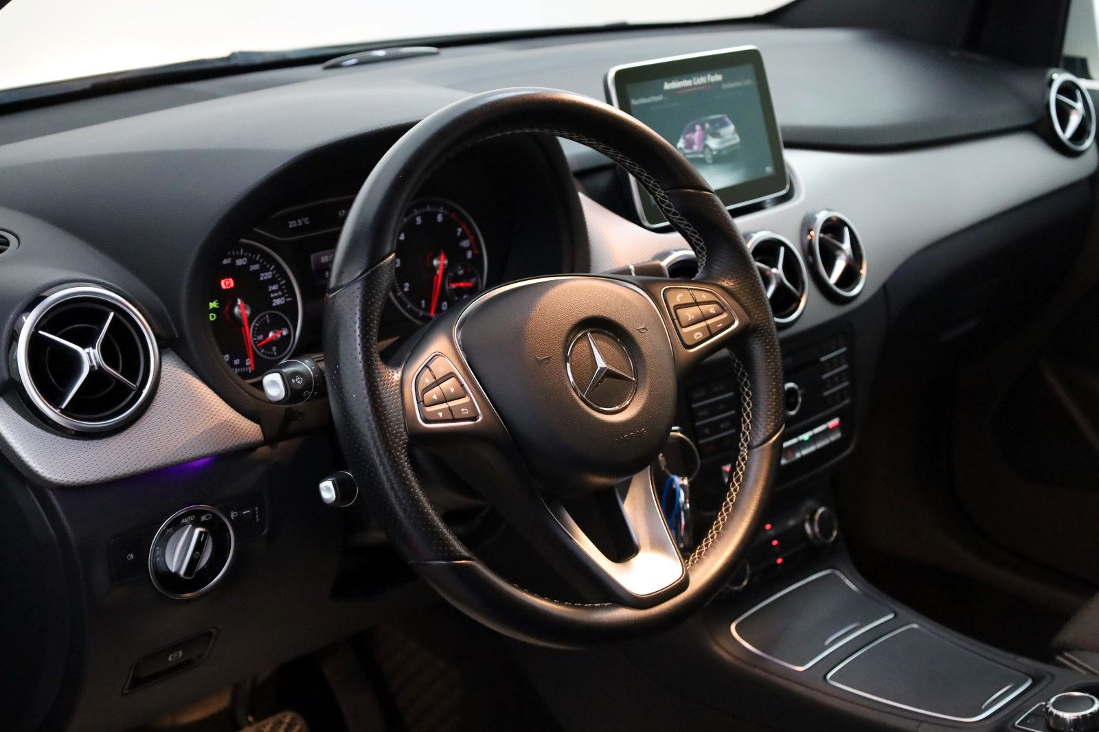 Fahrzeugabbildung Mercedes-Benz B 180 Urban T.Leder,Navi,SH,PDC,Allwetterreifen