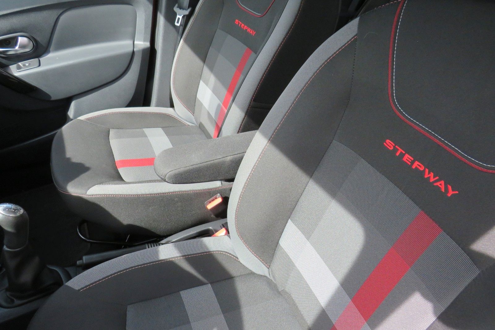 Fahrzeugabbildung Dacia Sandero Stepway NAVI SITZH. GRA PDC +KAMERA 1.HD