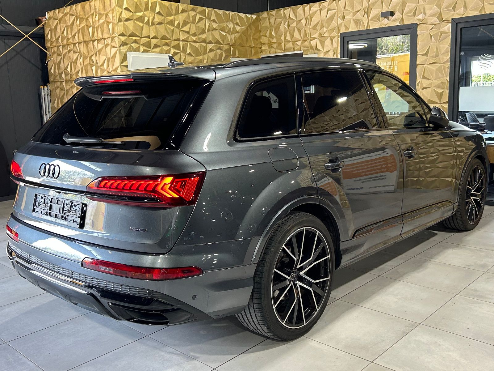 Fahrzeugabbildung Audi Q7 50 TDI quattro/S-LINE/HEAD-UP/COMPETITION/NAV