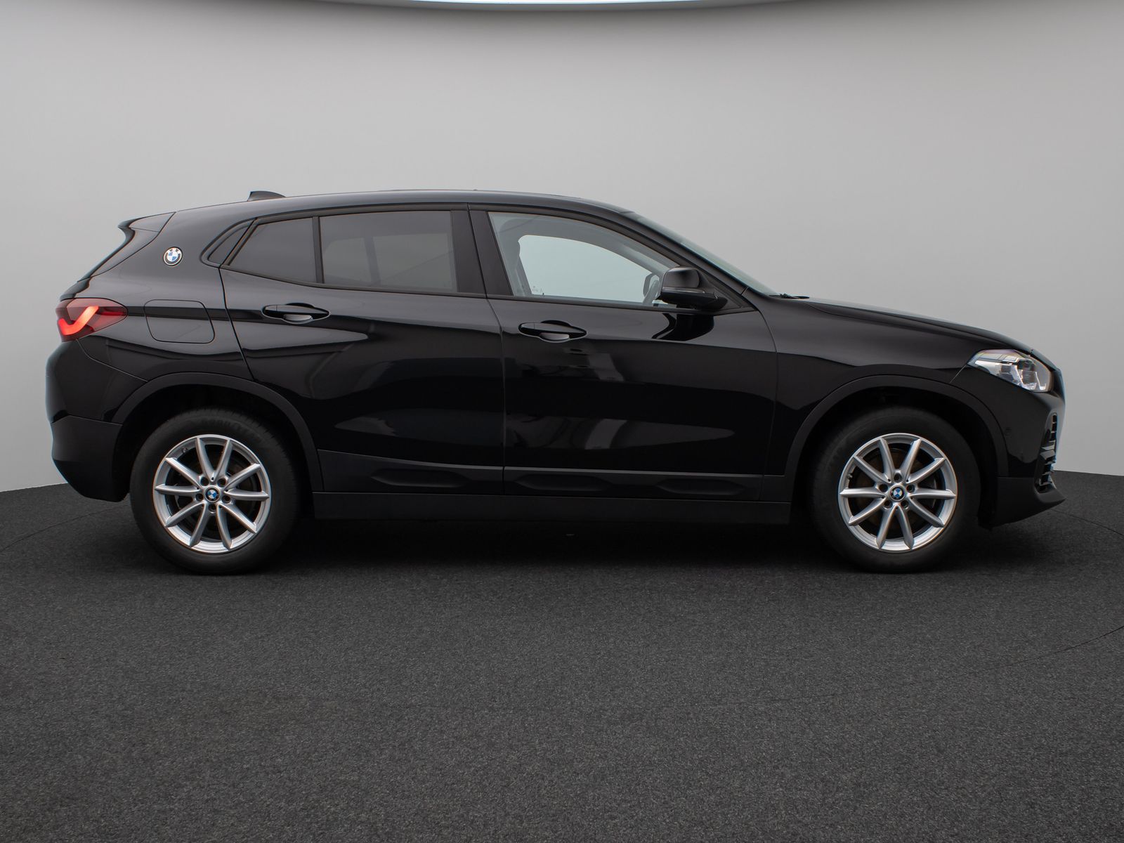 Fahrzeugabbildung BMW X2 sD18i Panorama Parkassist DAB HiFi AHK LED