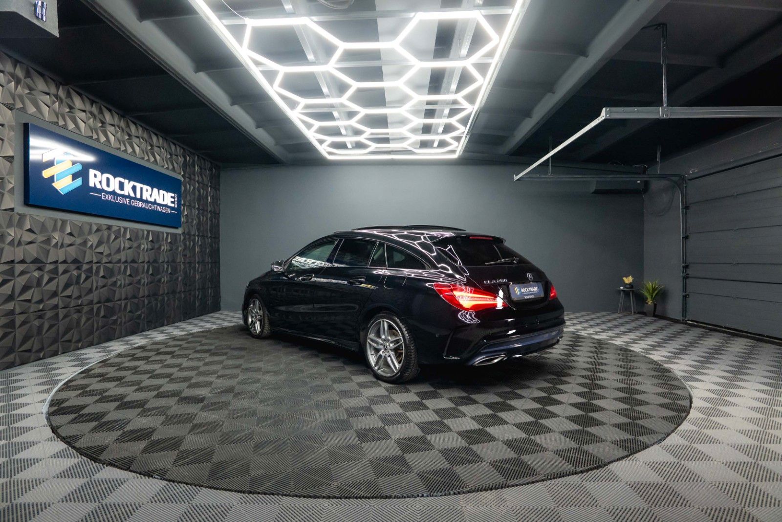 Fahrzeugabbildung Mercedes-Benz CLA 250 Shooting Brake AMG Night-Paket | Pano
