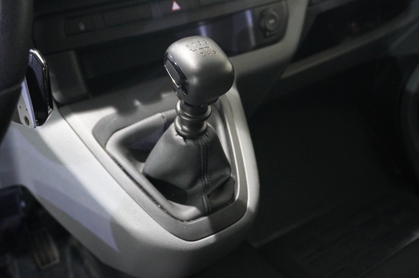 Fahrzeugabbildung Opel Vivaro C Kombi 2.0D "L" 9-SITZER NAVI/TEMP./DAB+