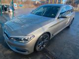 BMW 540i xDrive Touring Luxury Line - silberne BMW 540