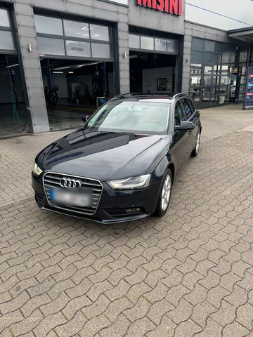 Audi A4 B8 Facelift //Xenon, Szhzg, Tempom...