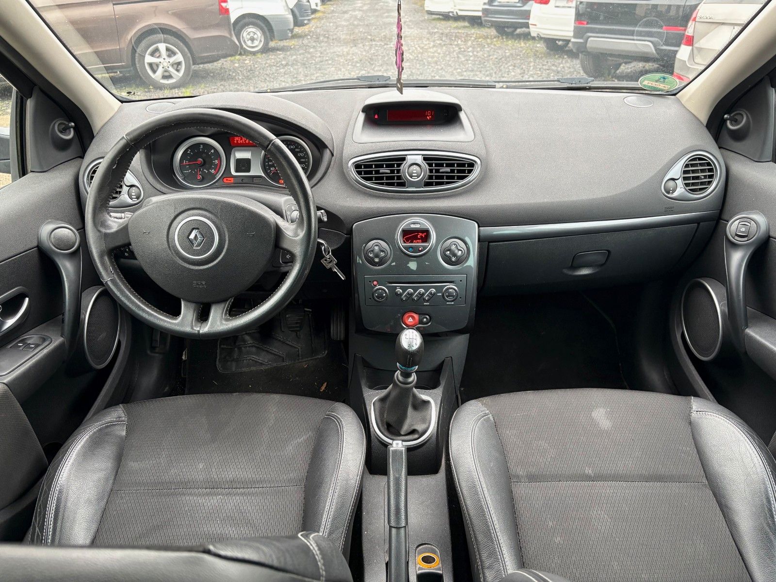 Fahrzeugabbildung Renault Clio III Exception 1.5 dCi Klima Leder TÜV 08/26