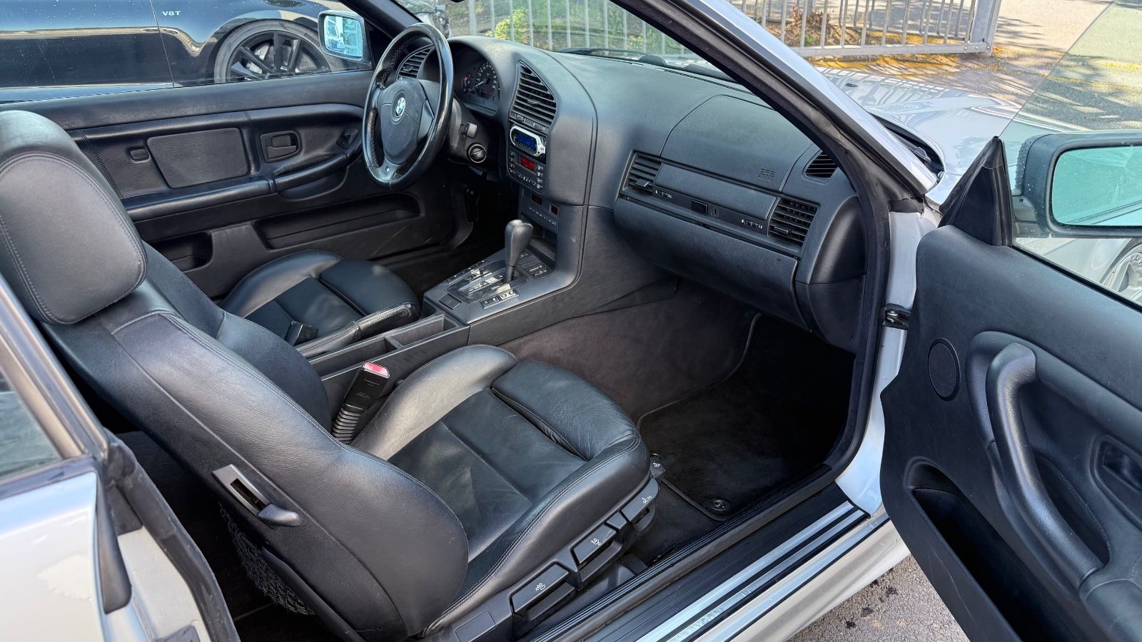 Fahrzeugabbildung BMW 320i Cabrio Sport Edition