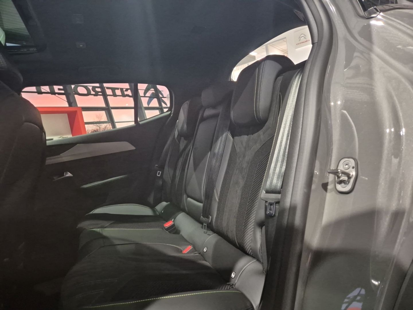 Fahrzeugabbildung Peugeot 408 Hybrid 1.2 GT HYBRID 136 Panorama Navi SHZ