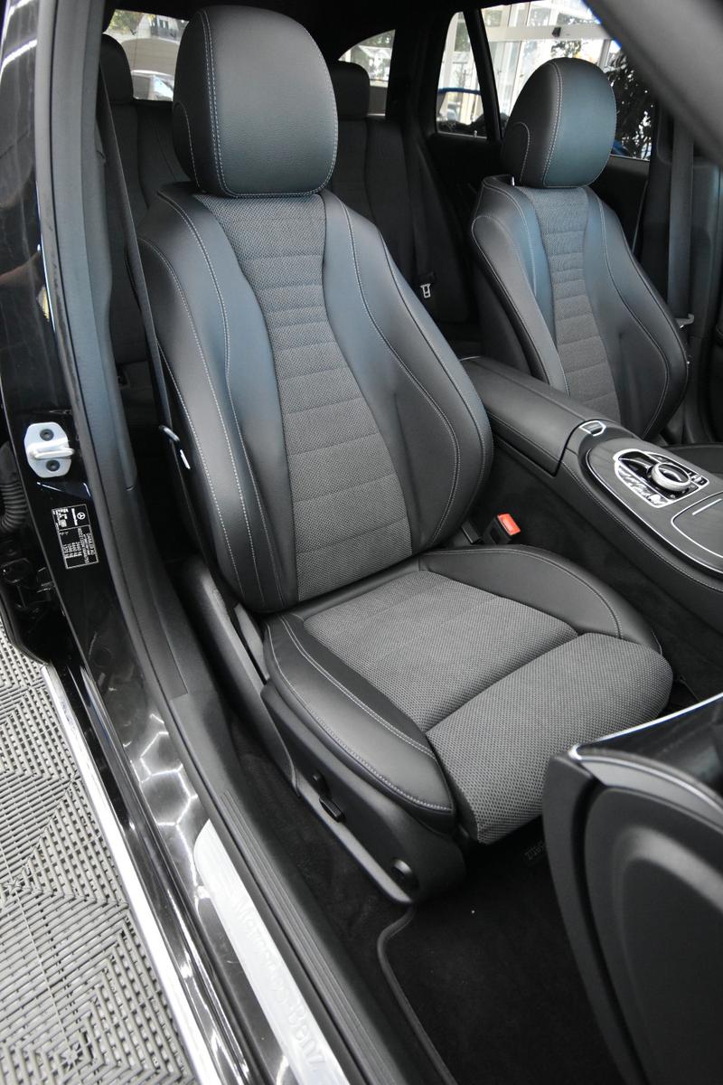 Mercedes-Benz E220d T-Modell LED SHZ RFK Glasdach Sportstyle